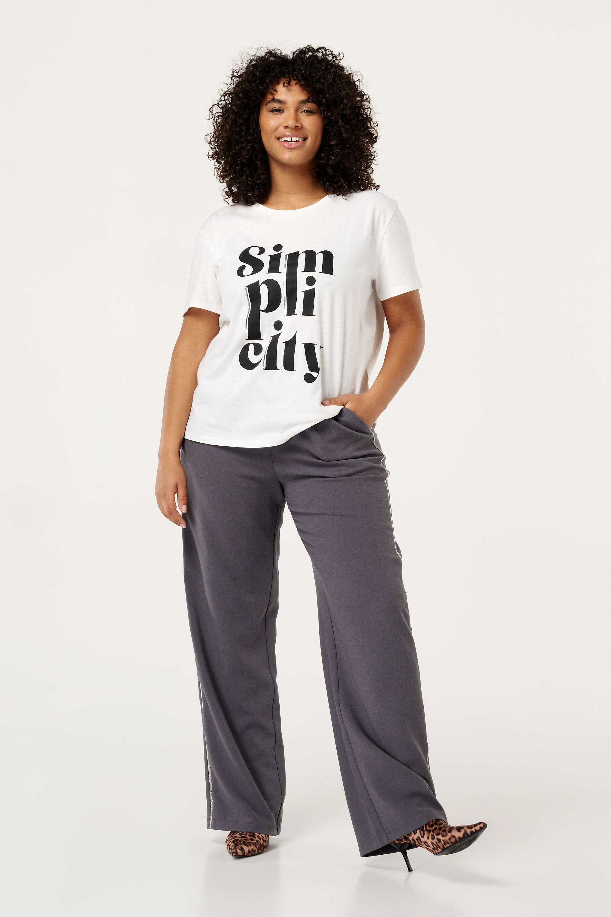 Camiseta con texto  image number 5