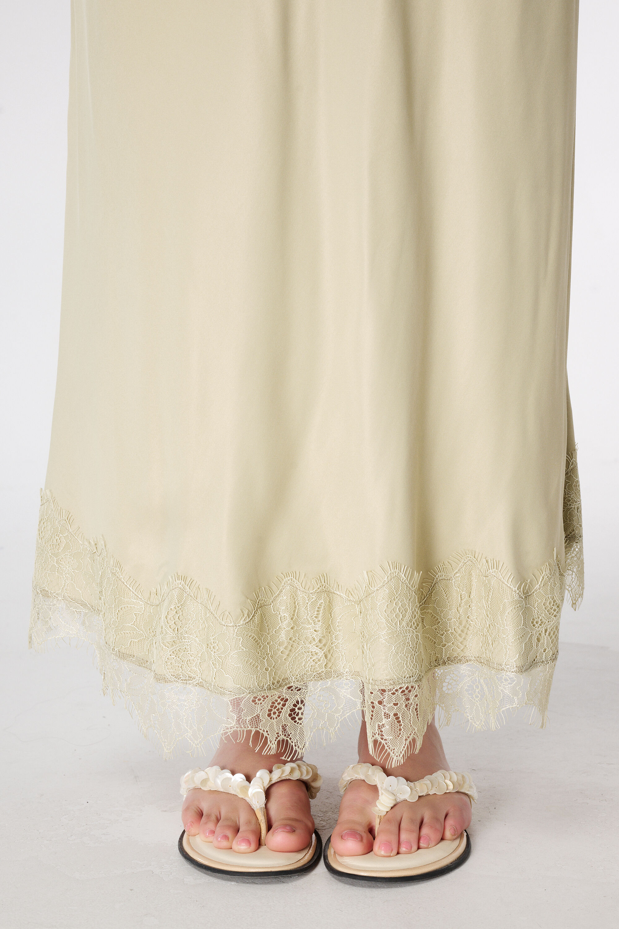 Falda midi satinada con encaje image number 4