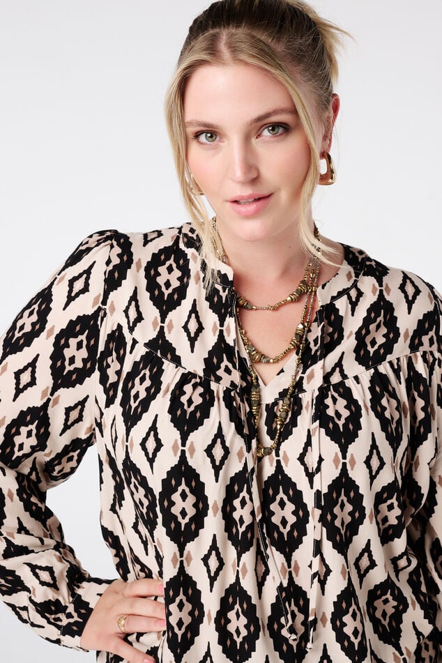 Blusa con estampado y bobinas image number 4