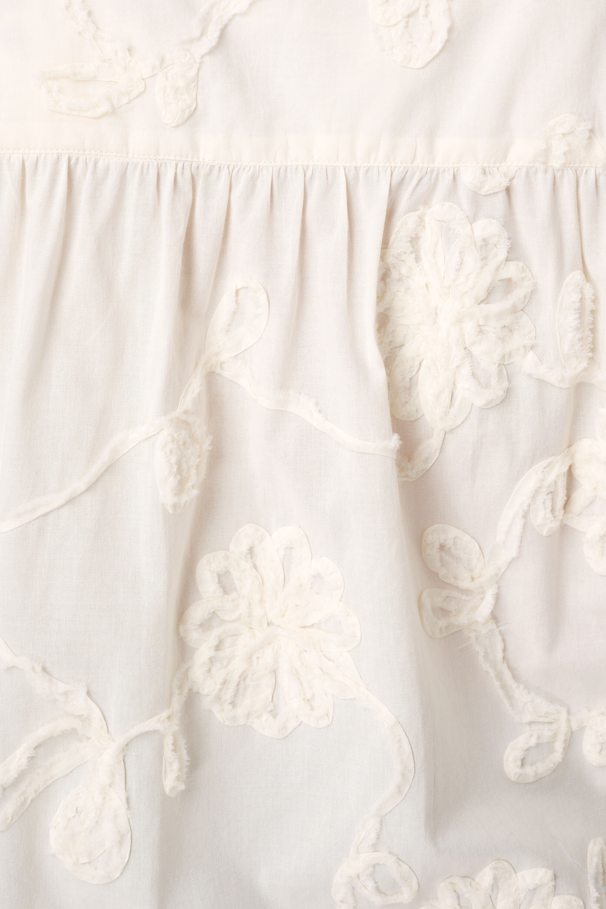 Blusa con flores bordadas image number 6