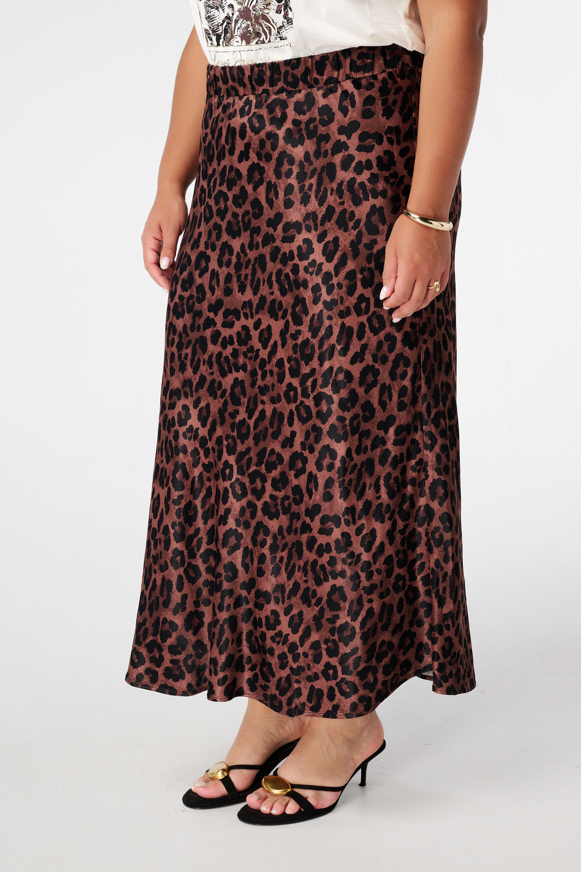 Falda midi de sat&eacute;n image number 5