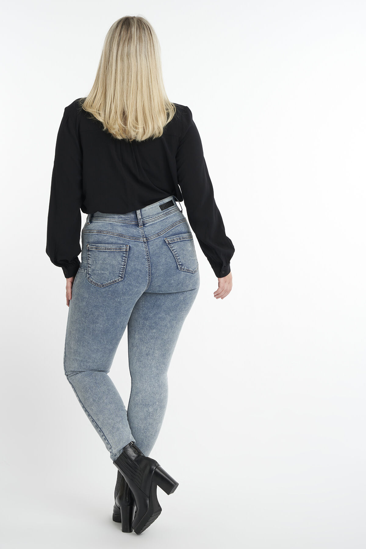 Vaqueros SCULPTS de corte pitillo  image number 3