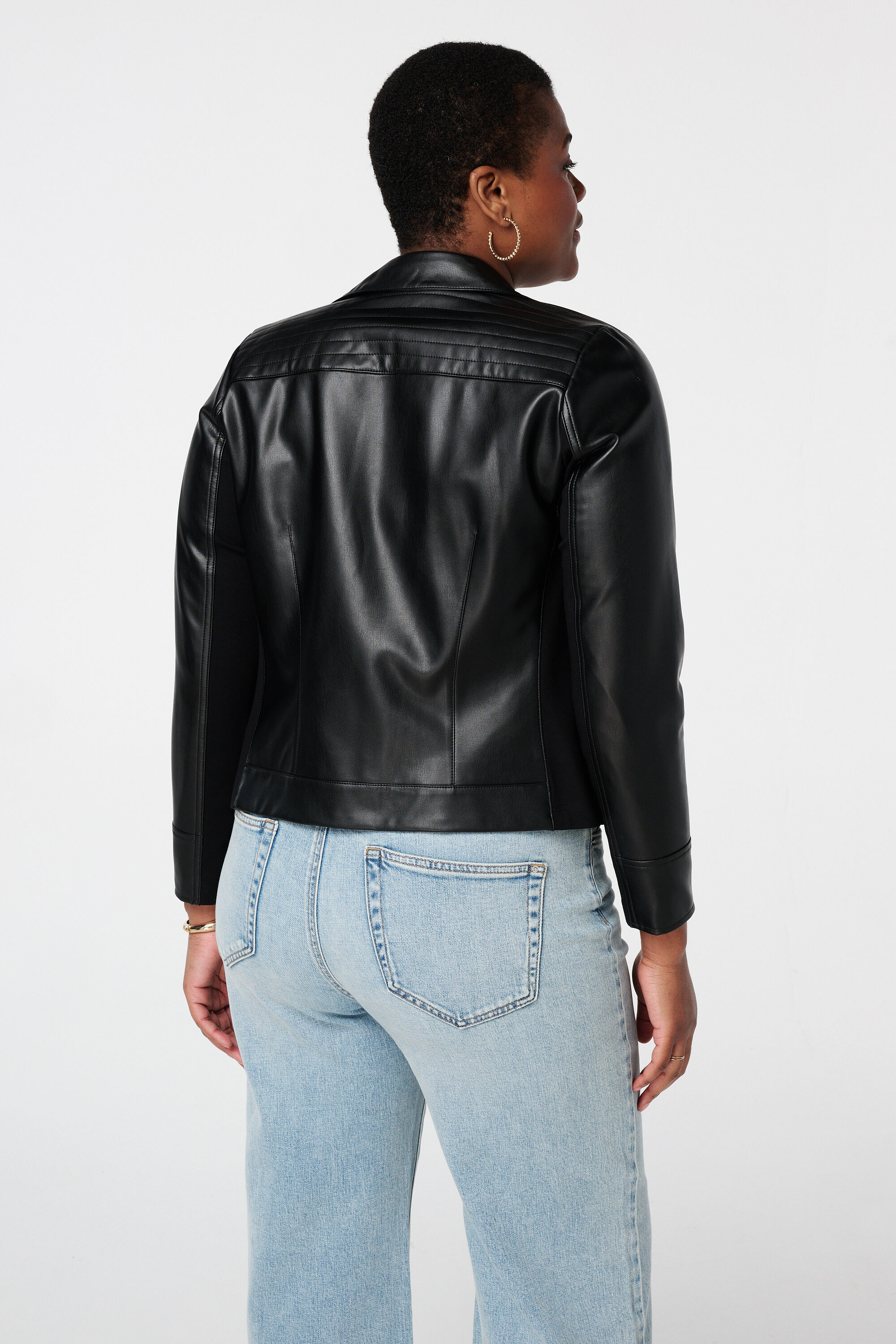 Cazadora brillante tipo cuero con detalles plateados image number 3