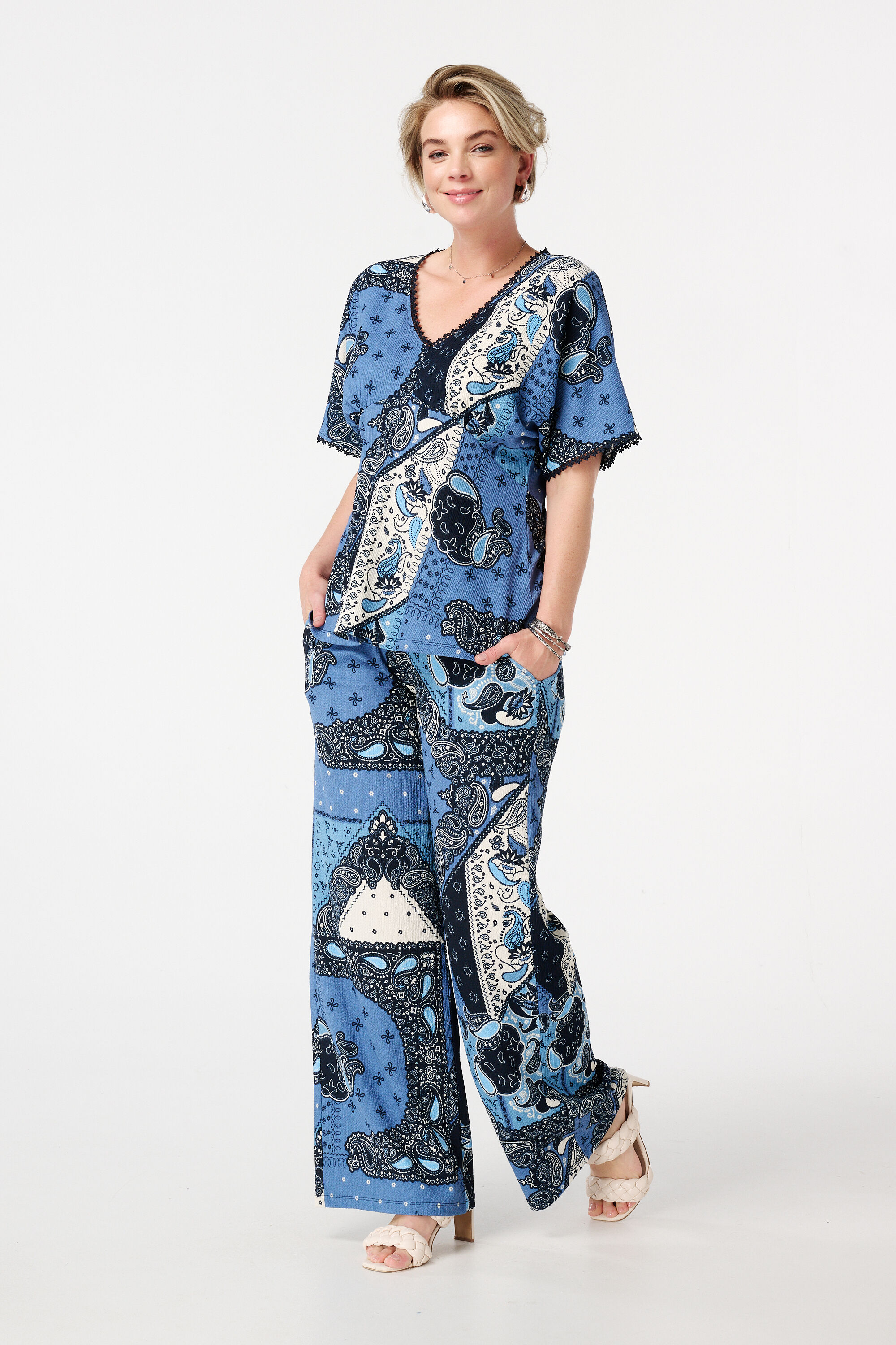 Top con estampado y detalles sutiles image number 5