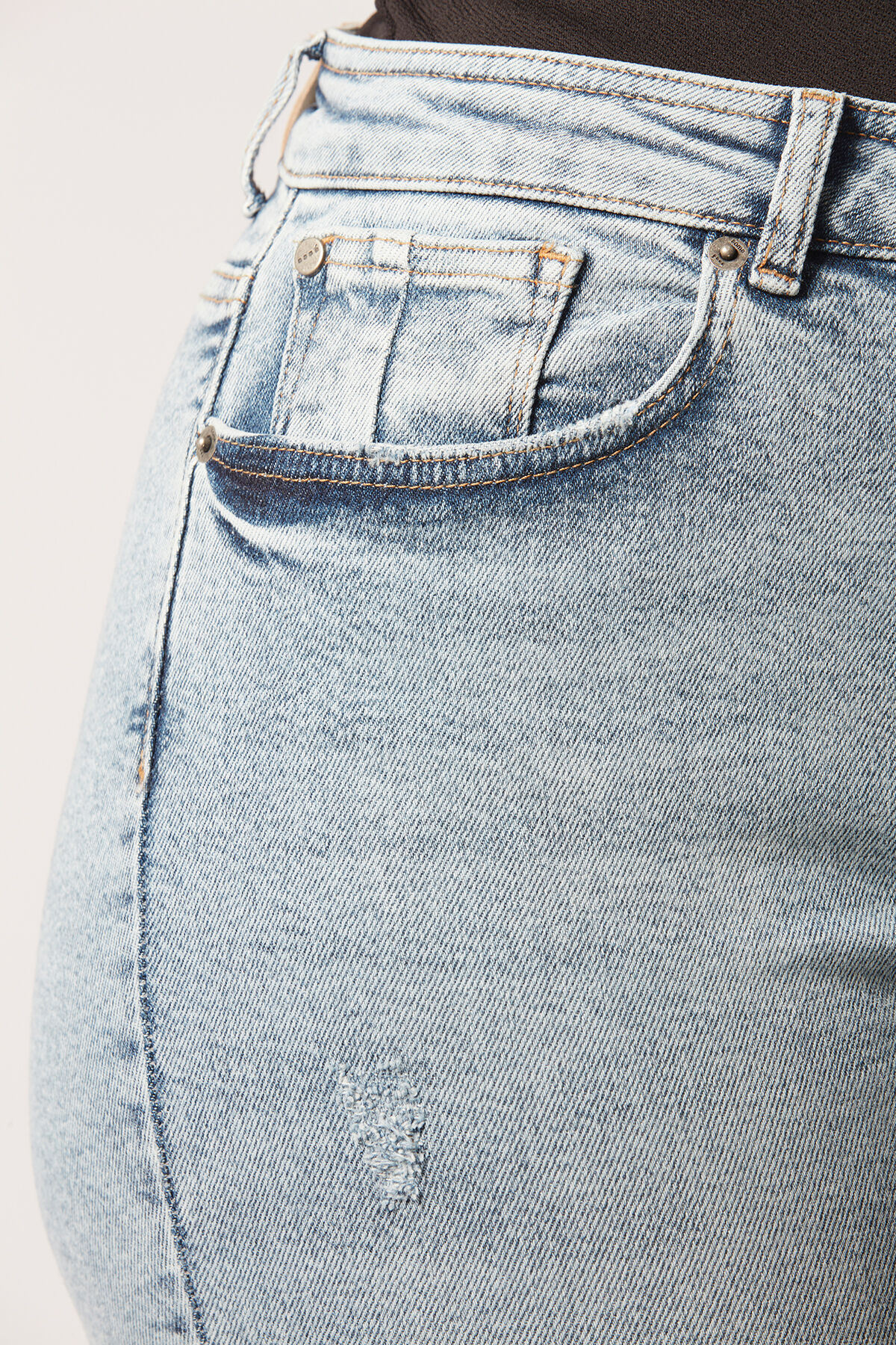 Unos vaqueros deste&ntilde;idos de cintura alta image number 6