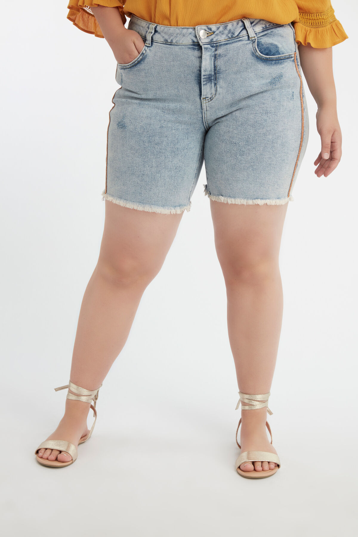 Shorts con peque&ntilde;os flecos naranjas  en las costuras laterales image number 5