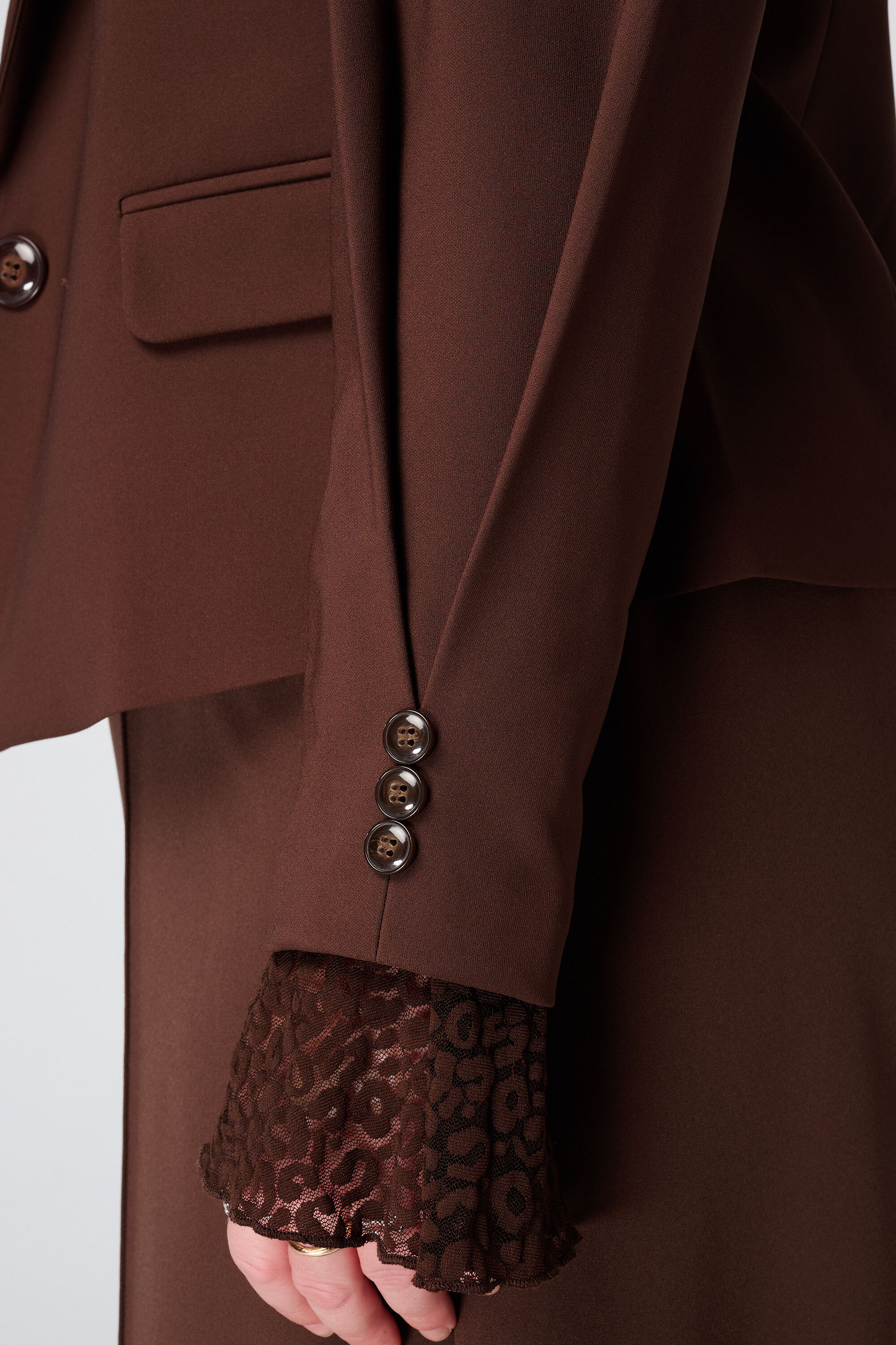 Blazer corta con mangas plisadas image number 4