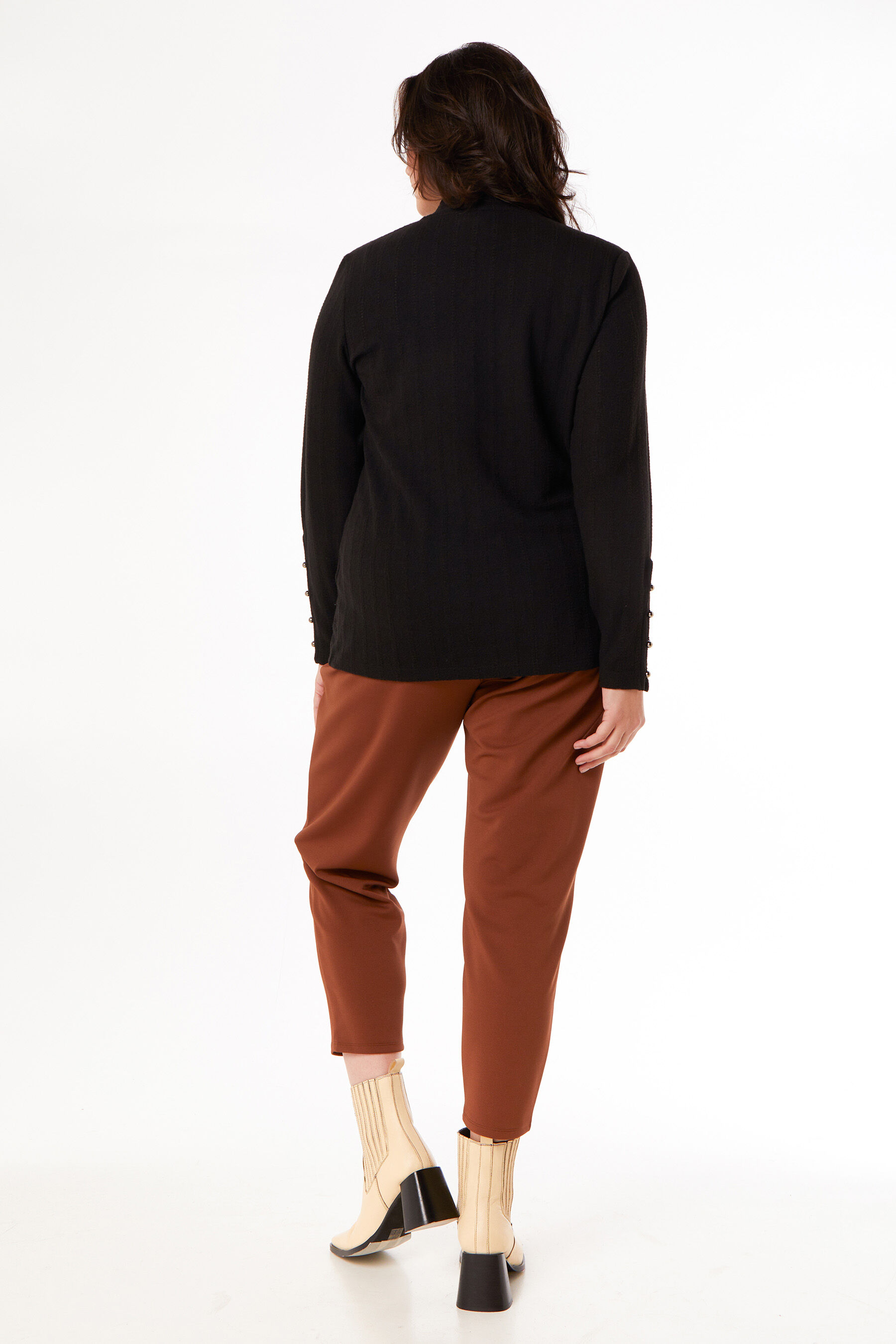 Top con remates y cuello alto image number 4