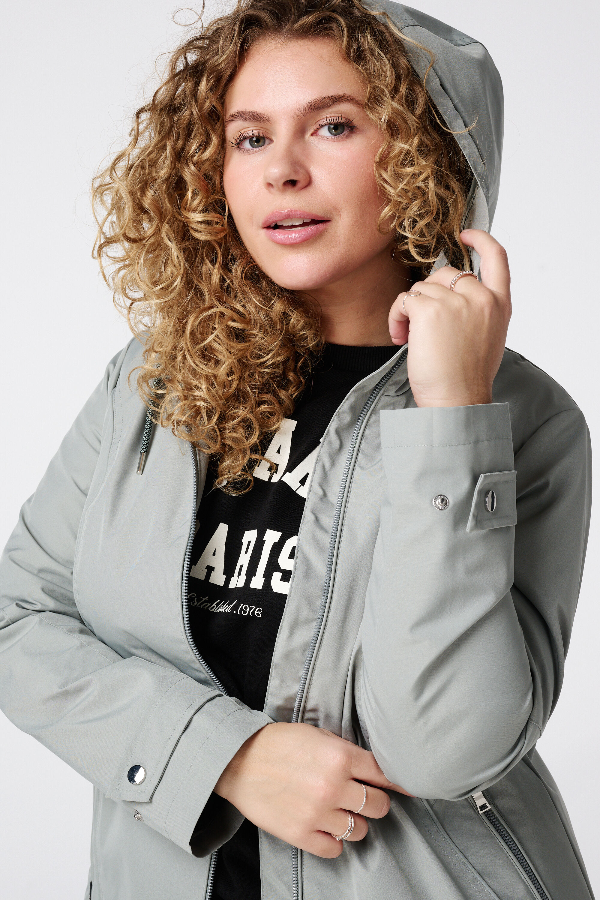 Chubasquero con detalles plateados image number 4