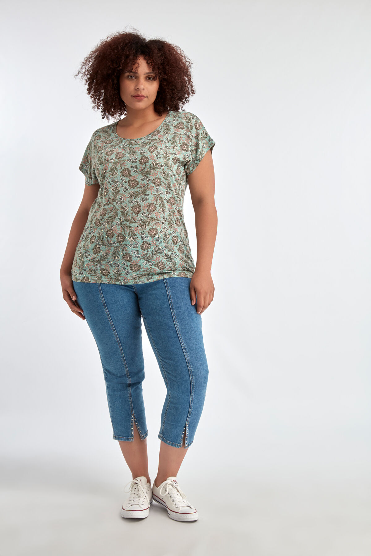 Vaqueros pitillo 7/8 con tachuelas y abertura image number 6