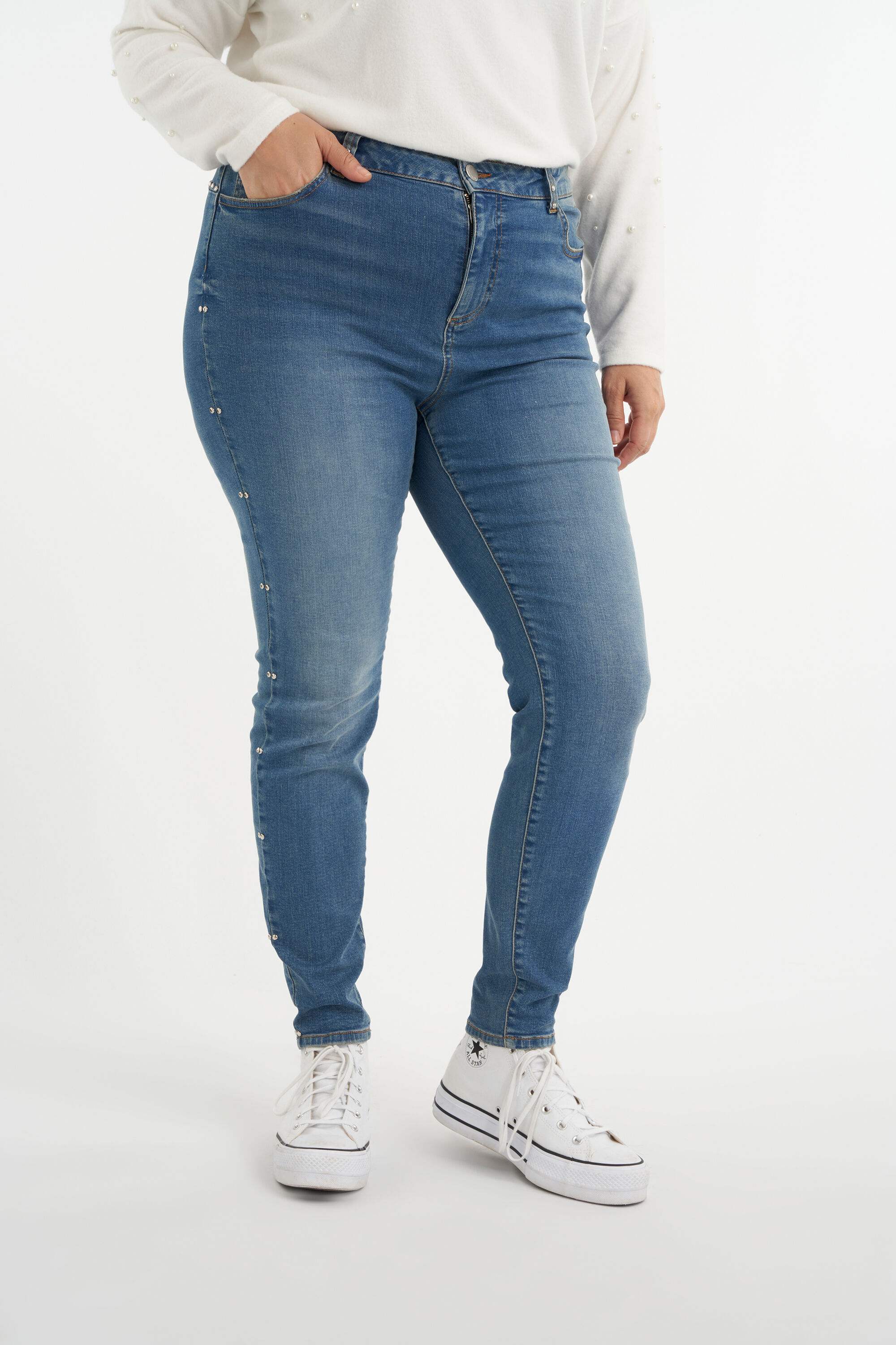 Vaqueros con tachuelas  image number 4