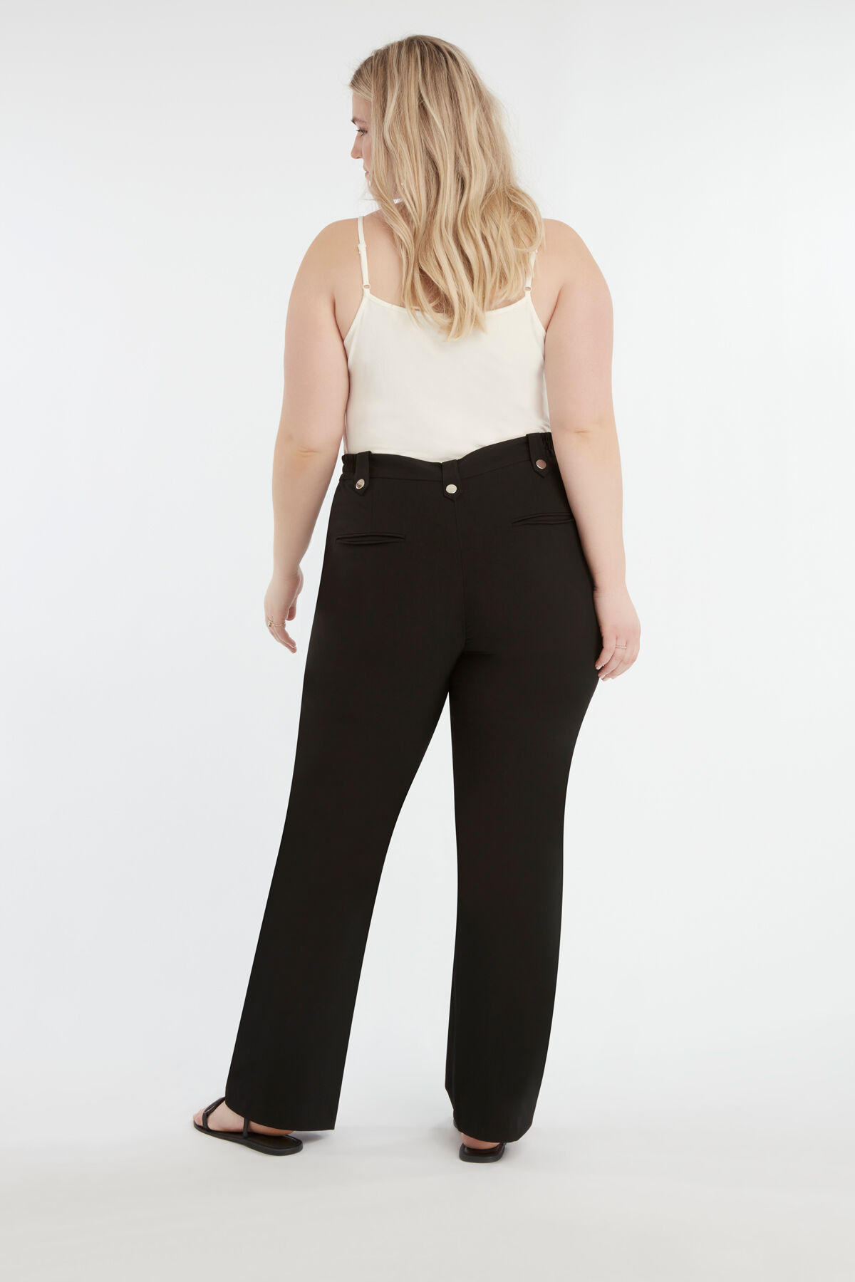 Pantalones con botones image number 5