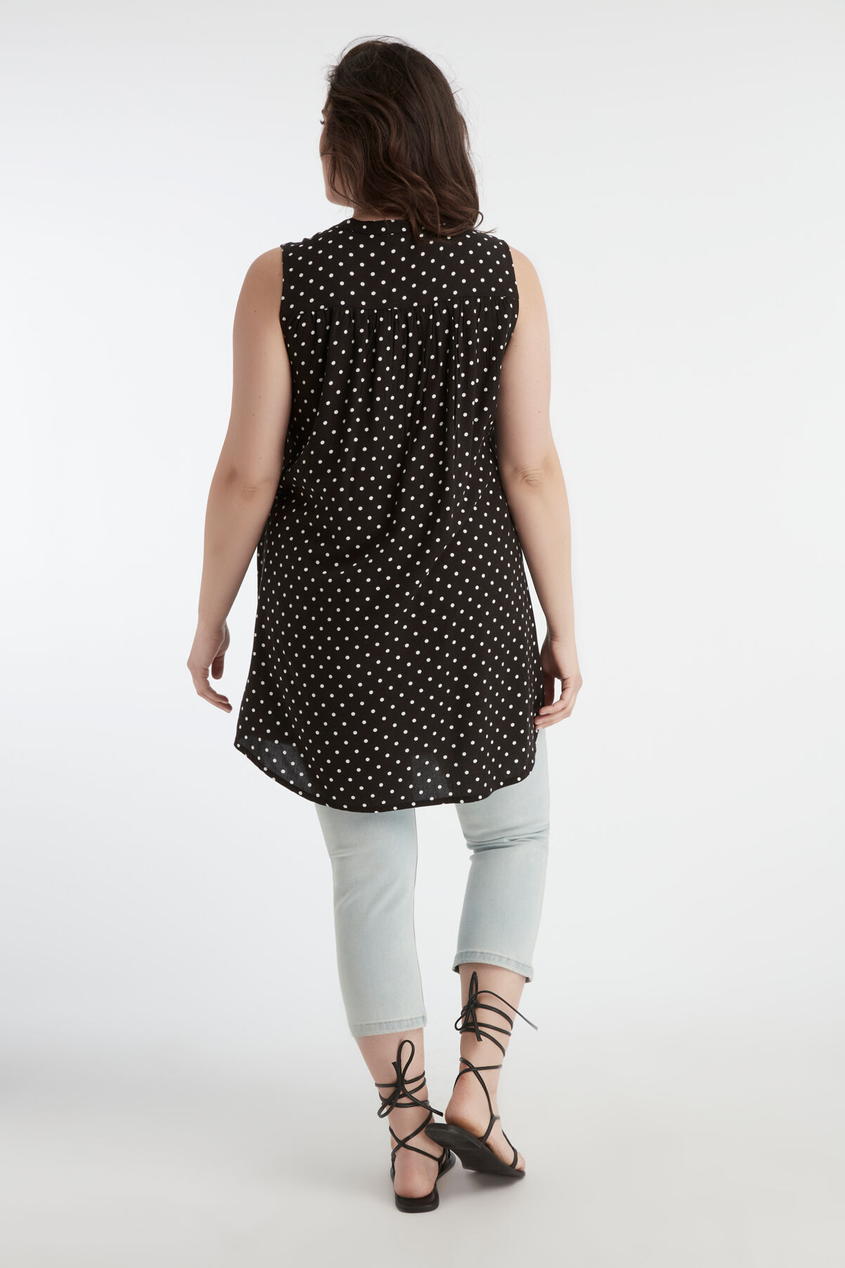 Blusa de encaje sin mangas image number 4