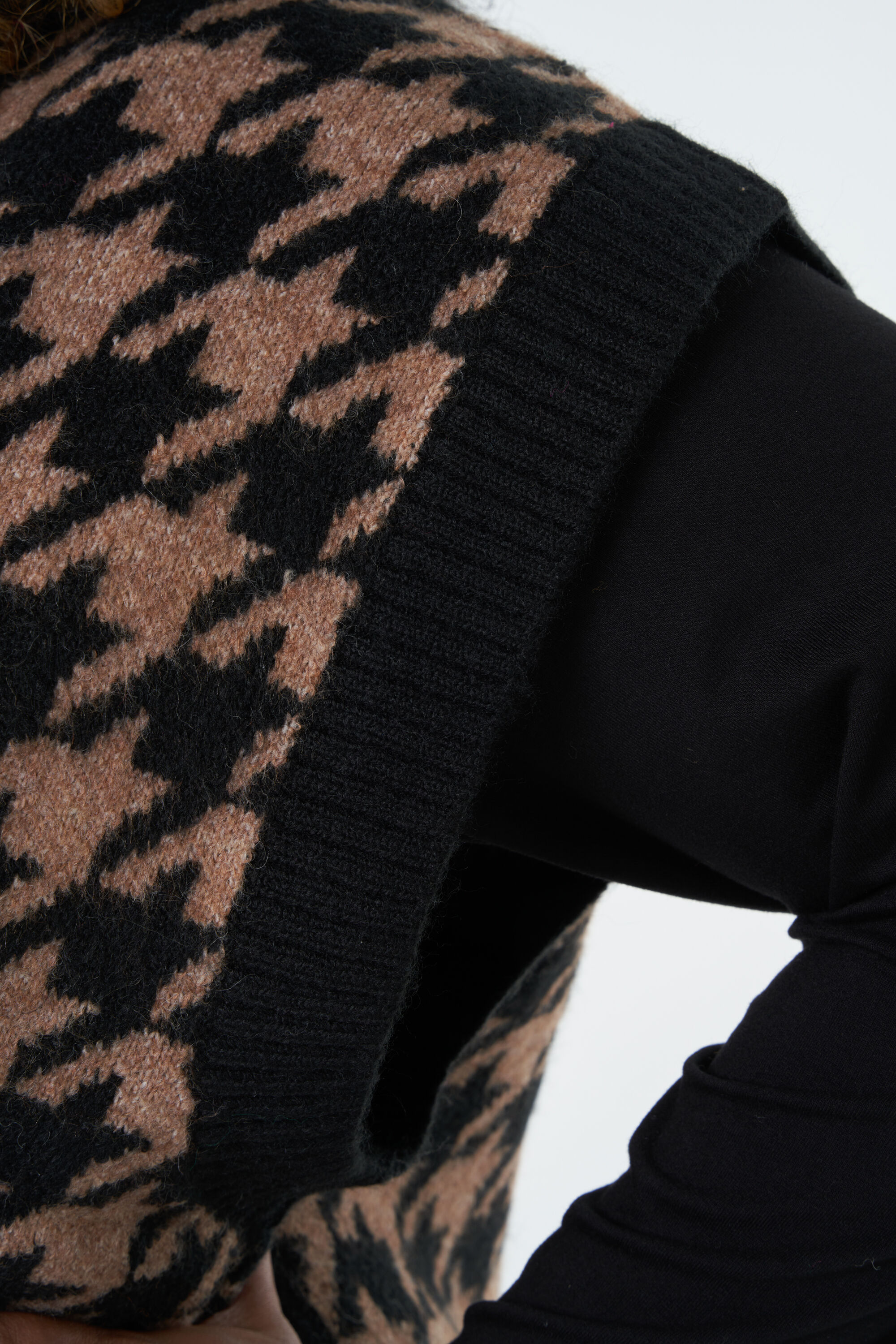 Chaquetilla corta de punto con cuello en V image number 4