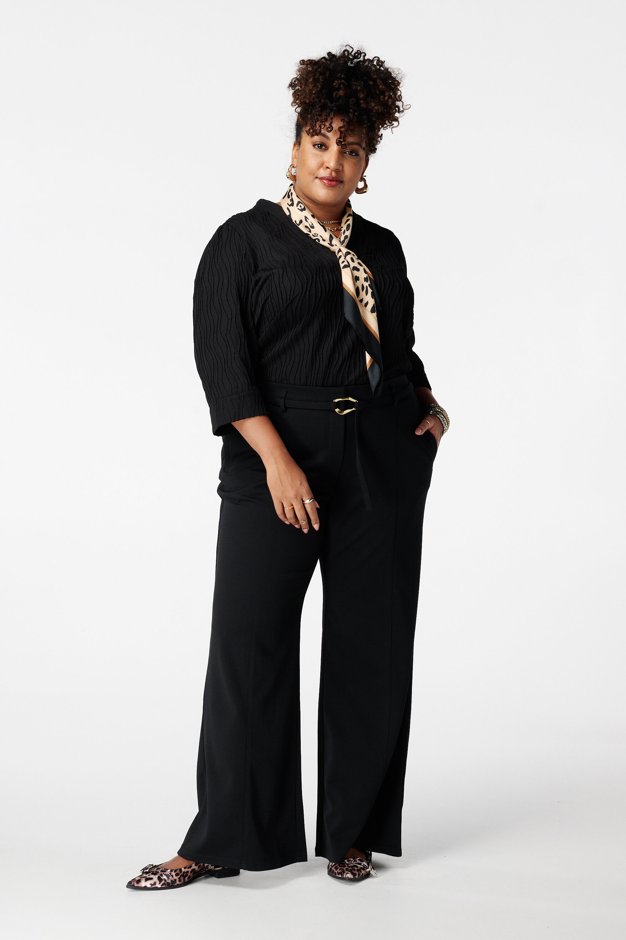 Pantal&oacute;n recto con cintur&oacute;n