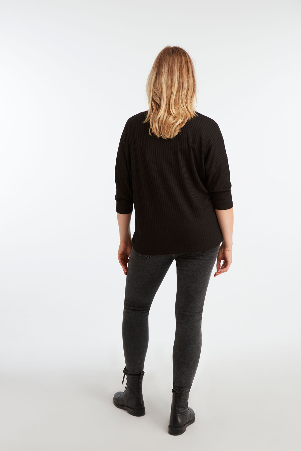 Vaqueros de pitillo de cintura alta image number 4