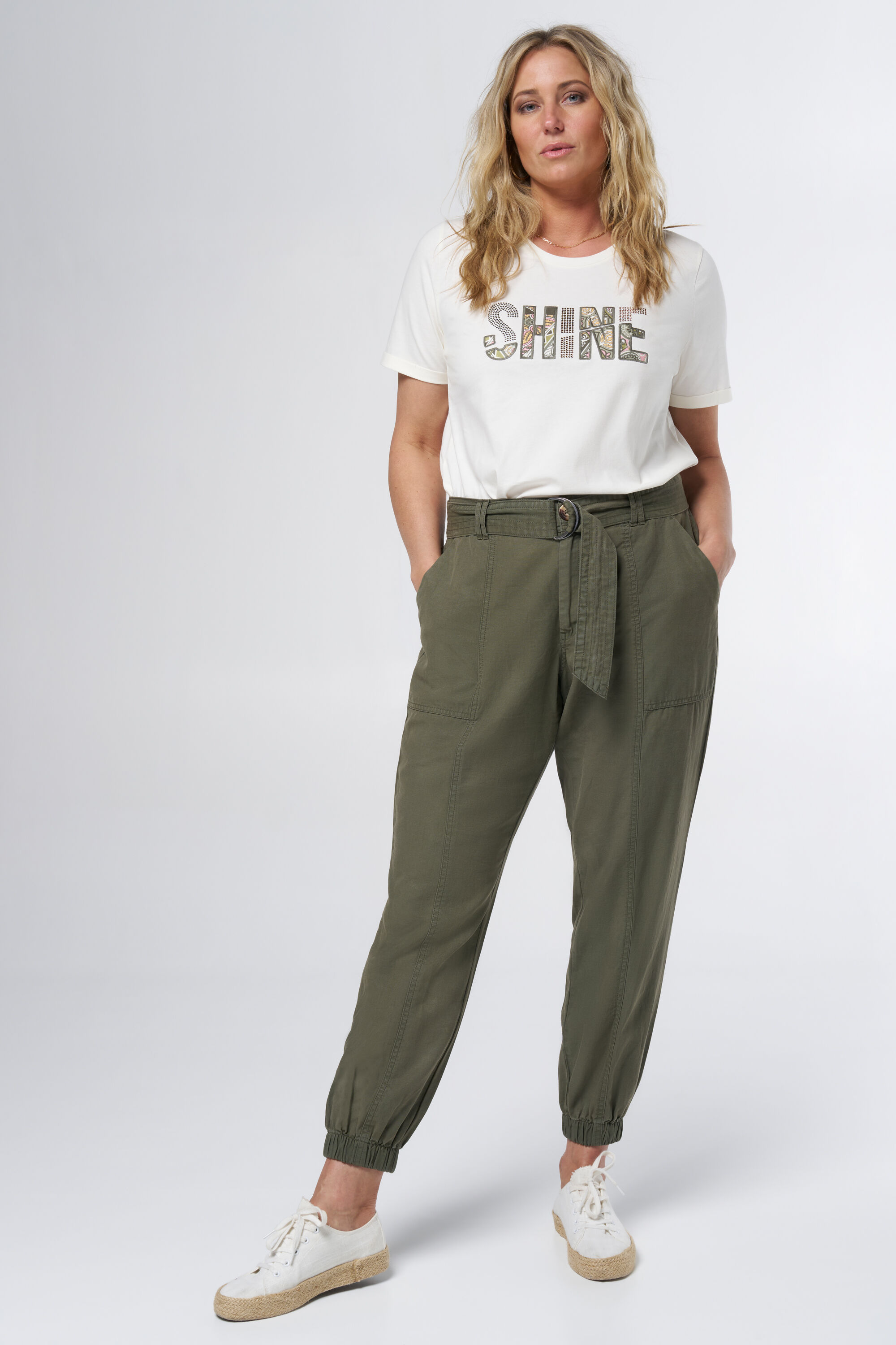 Pantal&oacute;n con cintur&oacute;n image number 0