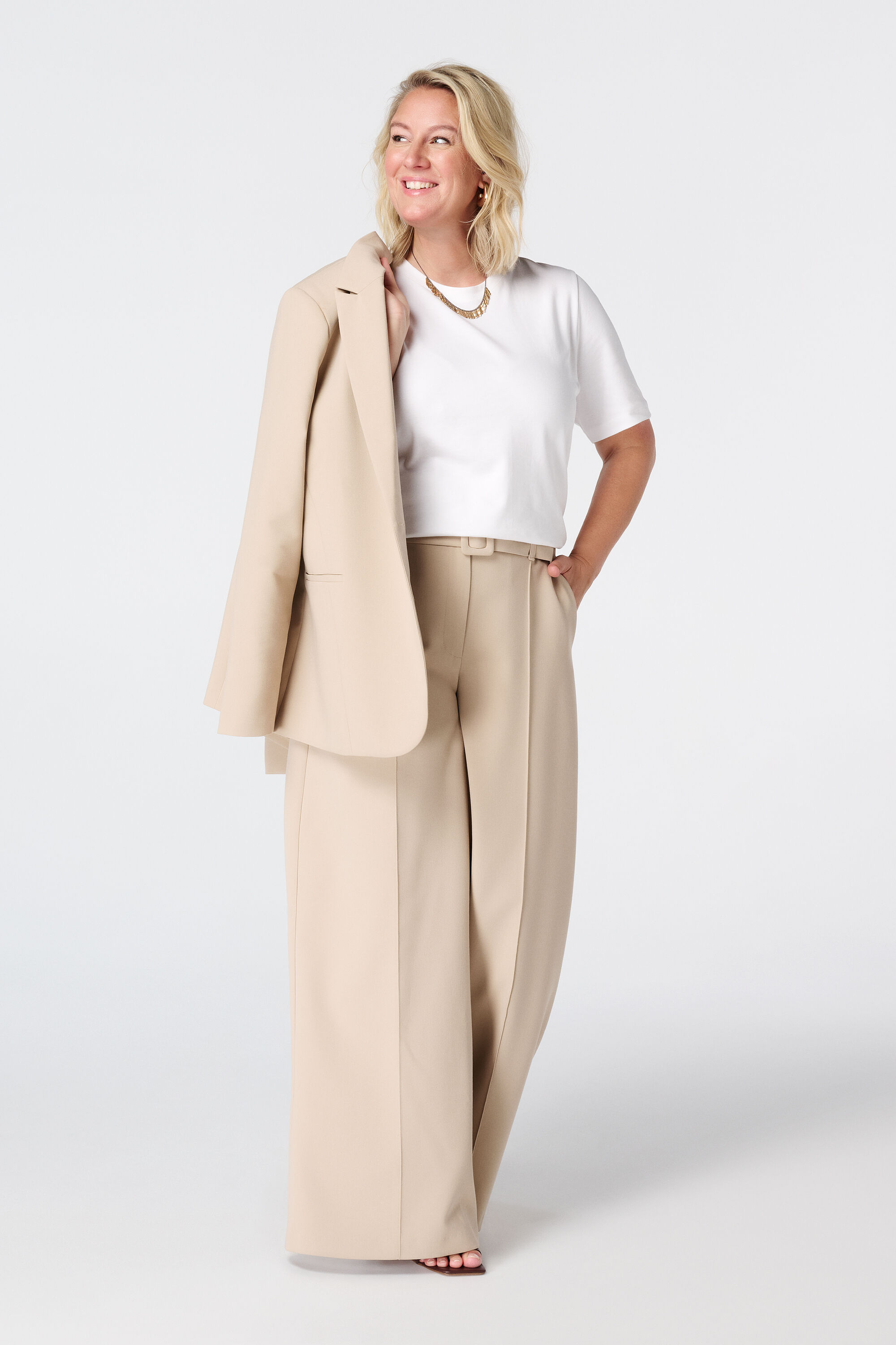 Pantalones anchos con cintur&oacute;n