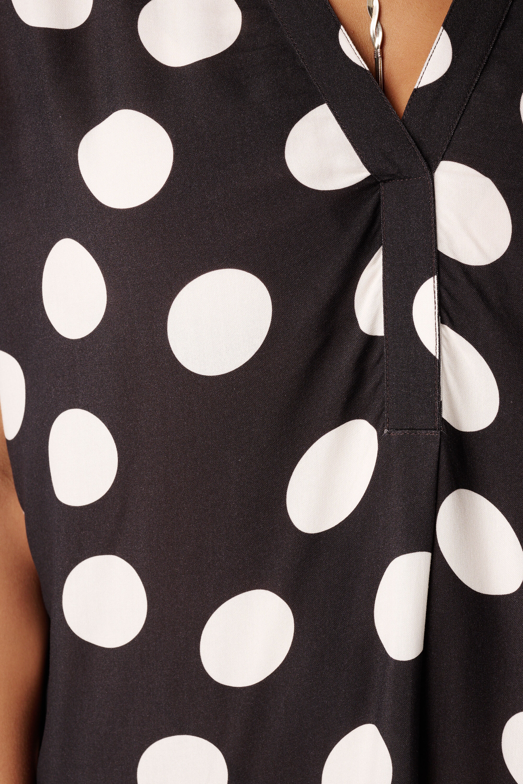 Vestido con escote en V image number 6