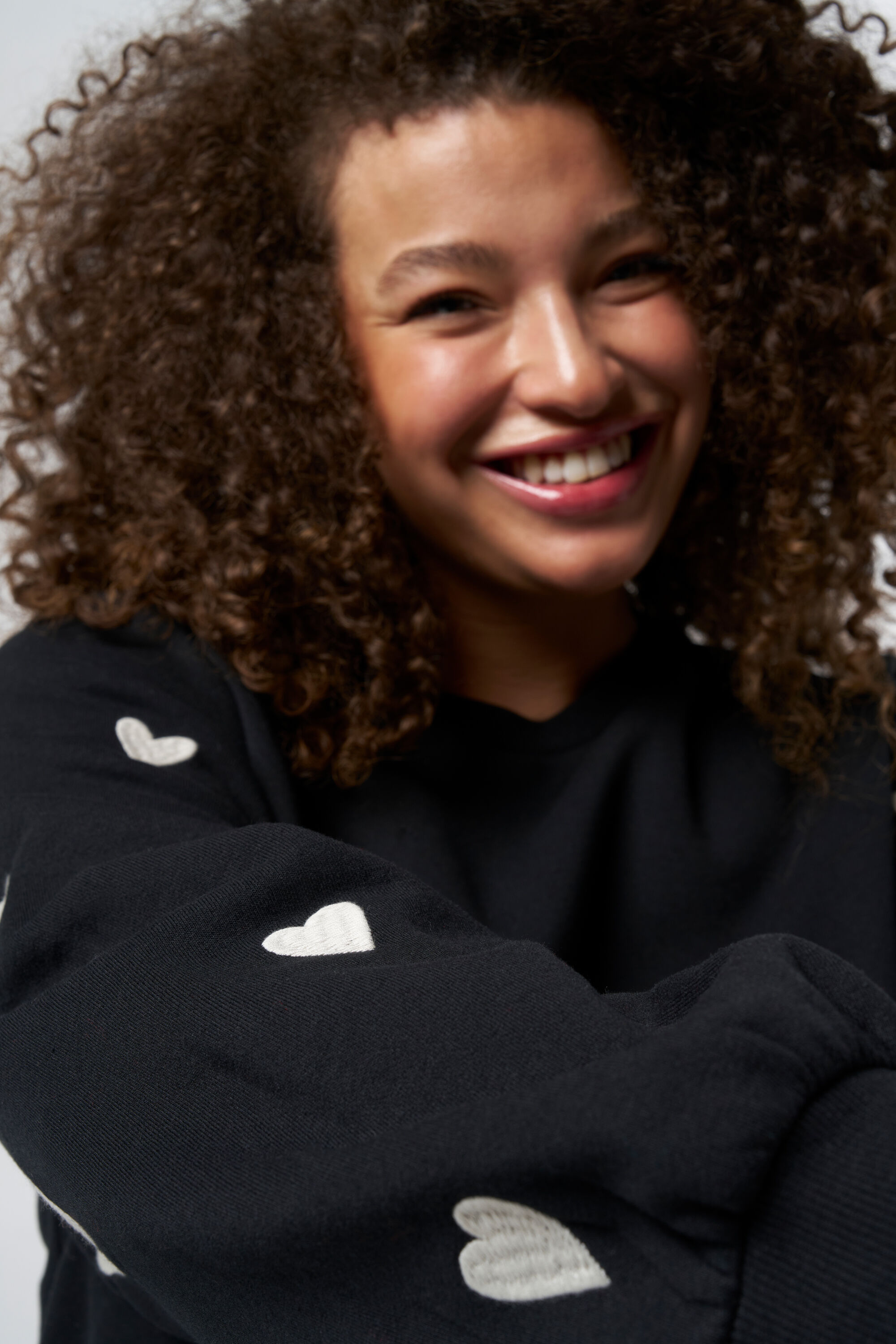 Su&eacute;ter con patr&oacute;n de corazones image number 4