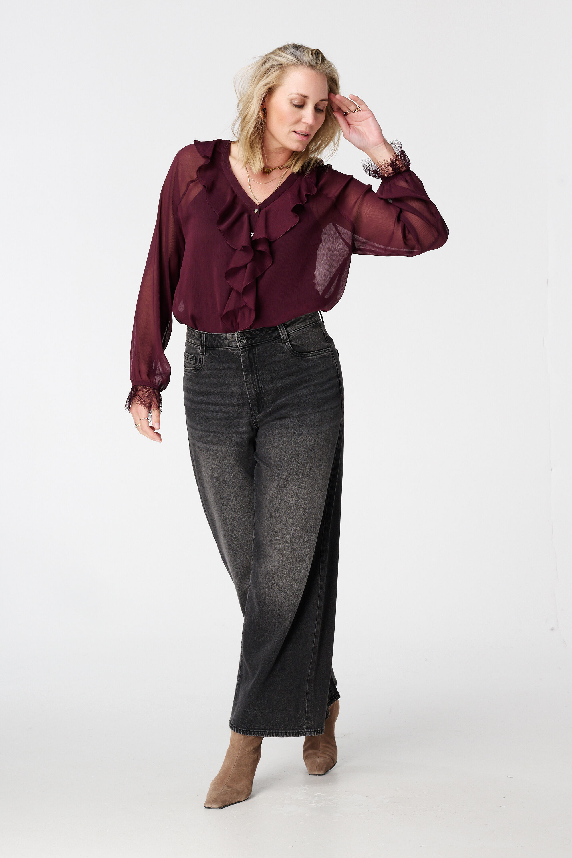 Blusa transparente con volantes y encaje image number 5