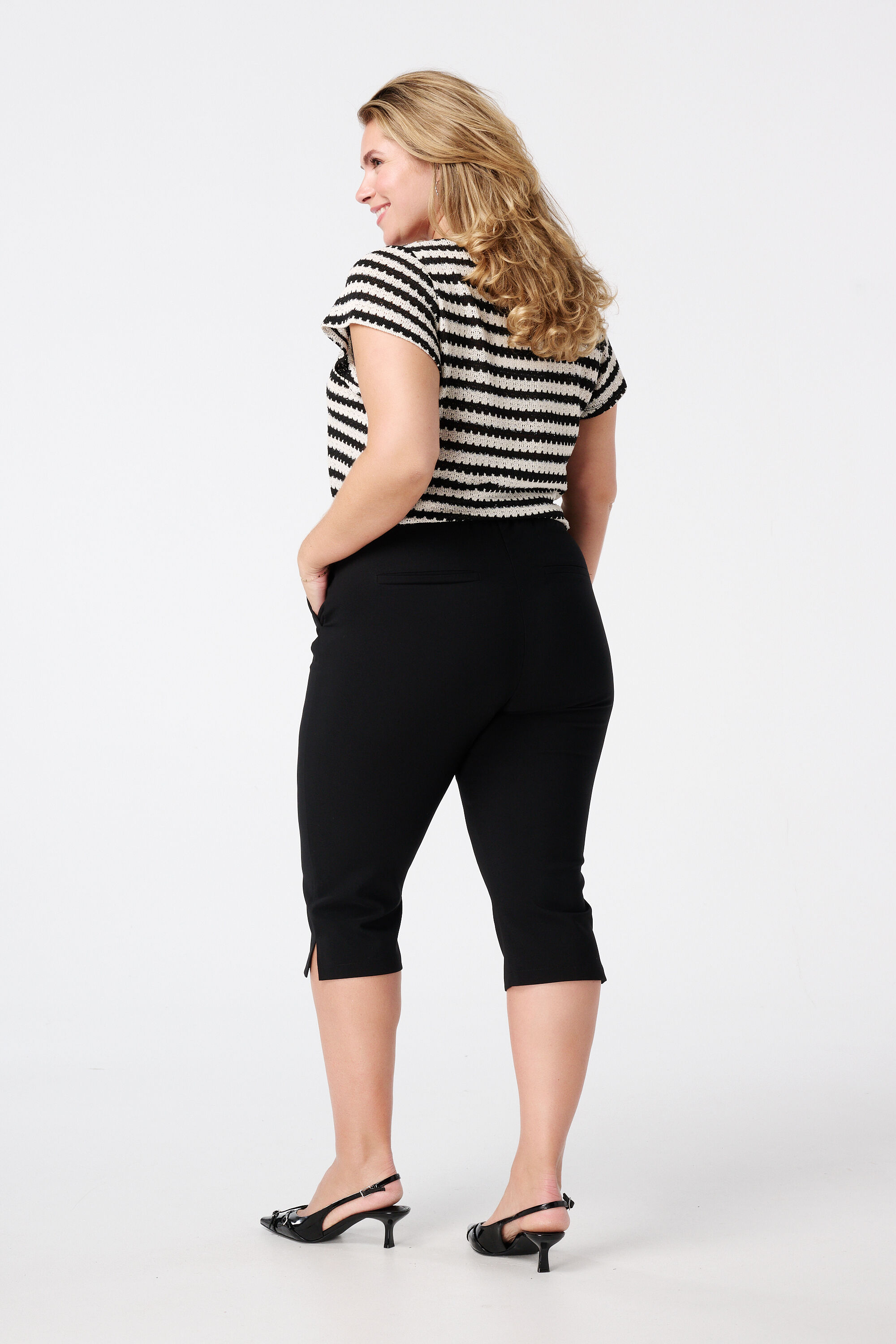 Pantalones capri con apertura image number 3