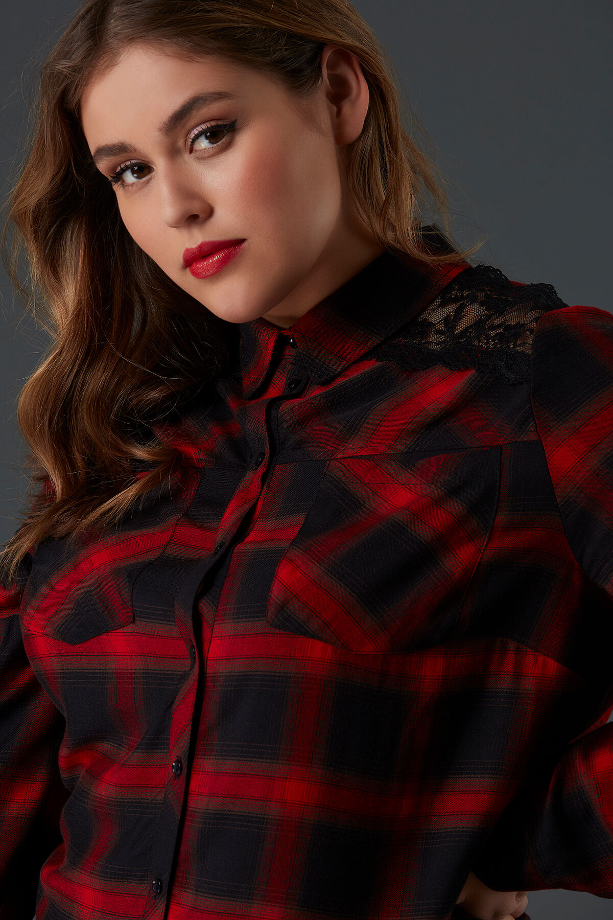 Blusa a cuadros con encaje     image number 5