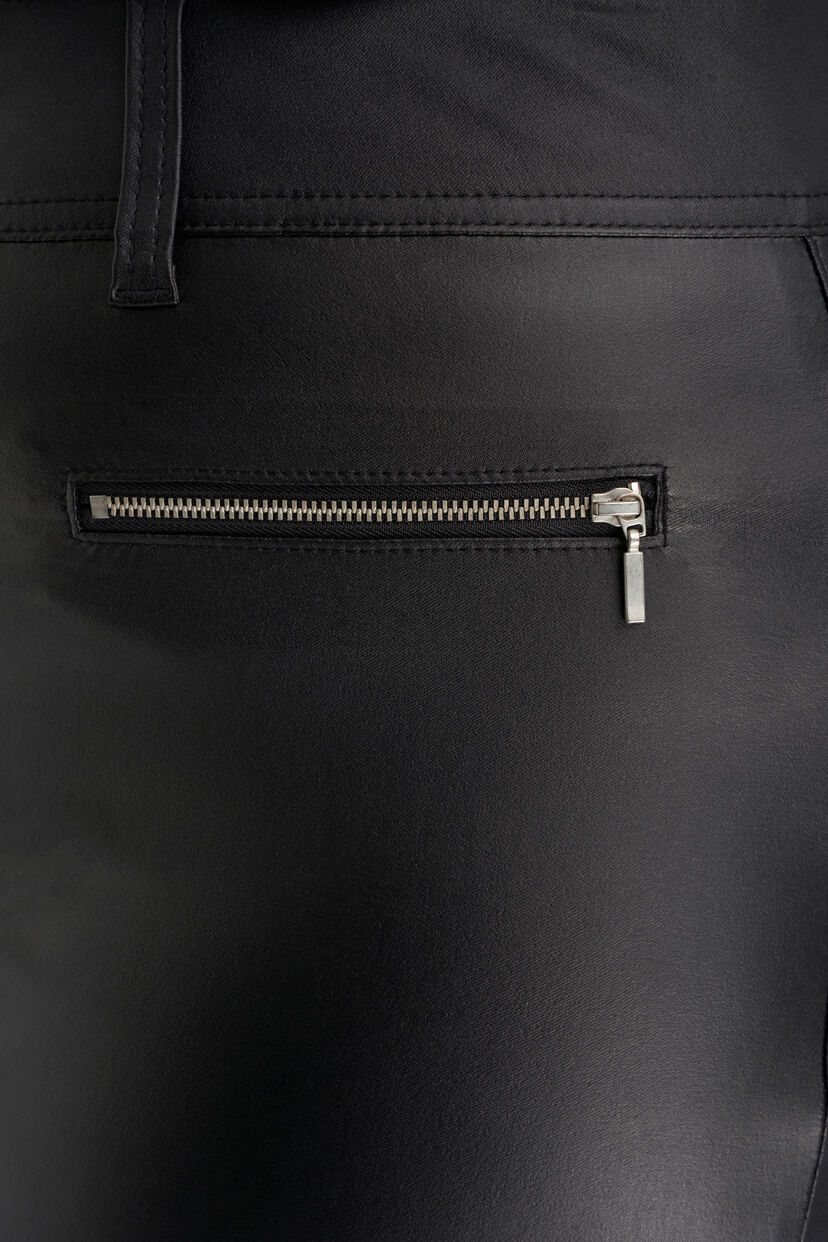 Pantalones de cuero sint&eacute;tico con cremalleras image number 4