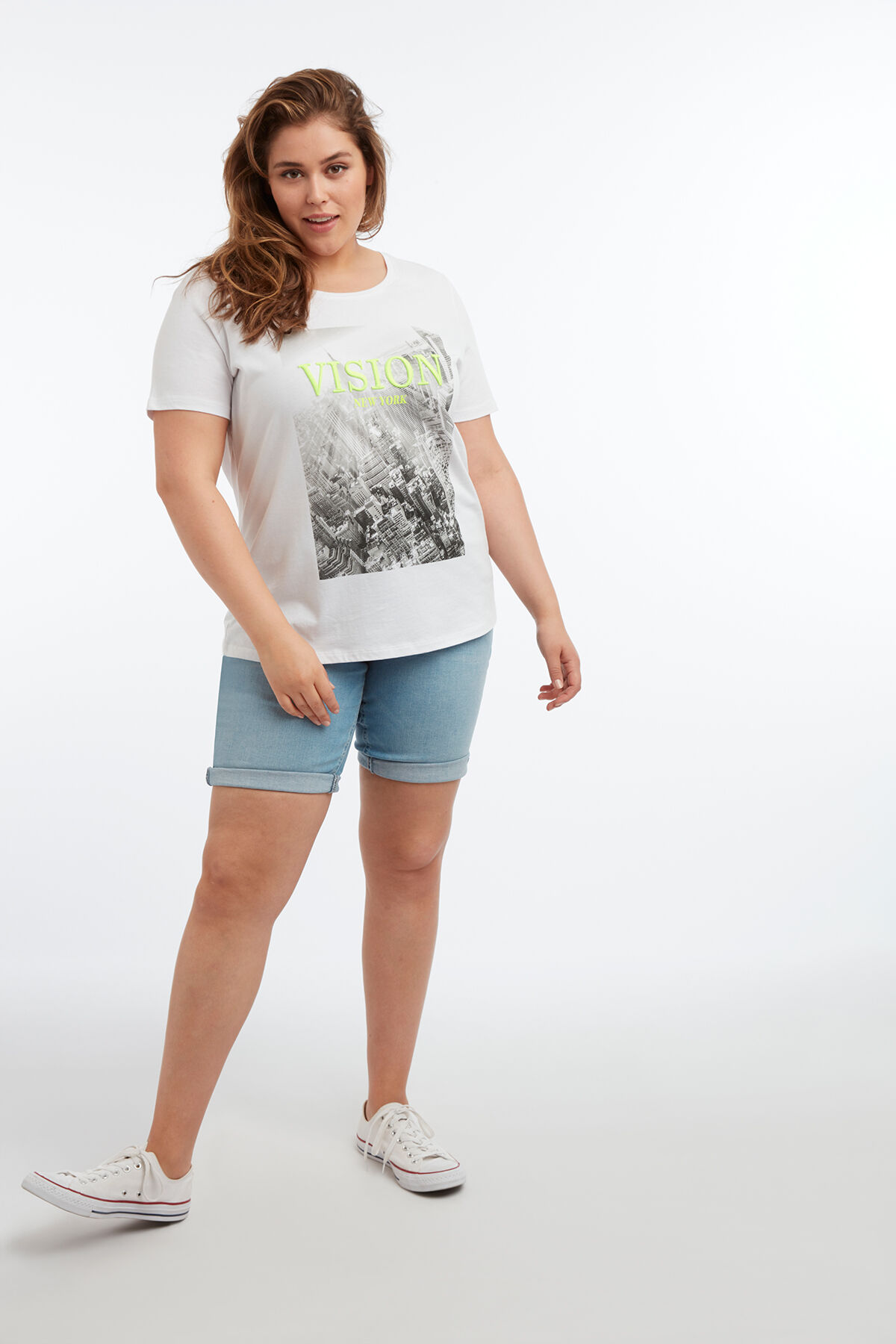 Camiseta con estampado y bordado image number 3