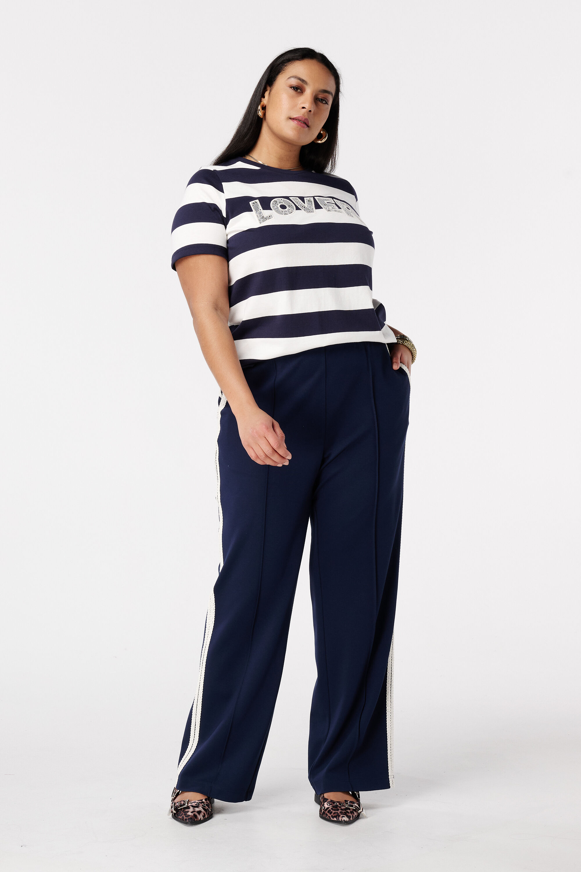 Camiseta de rayas con texto de encaje image number 5