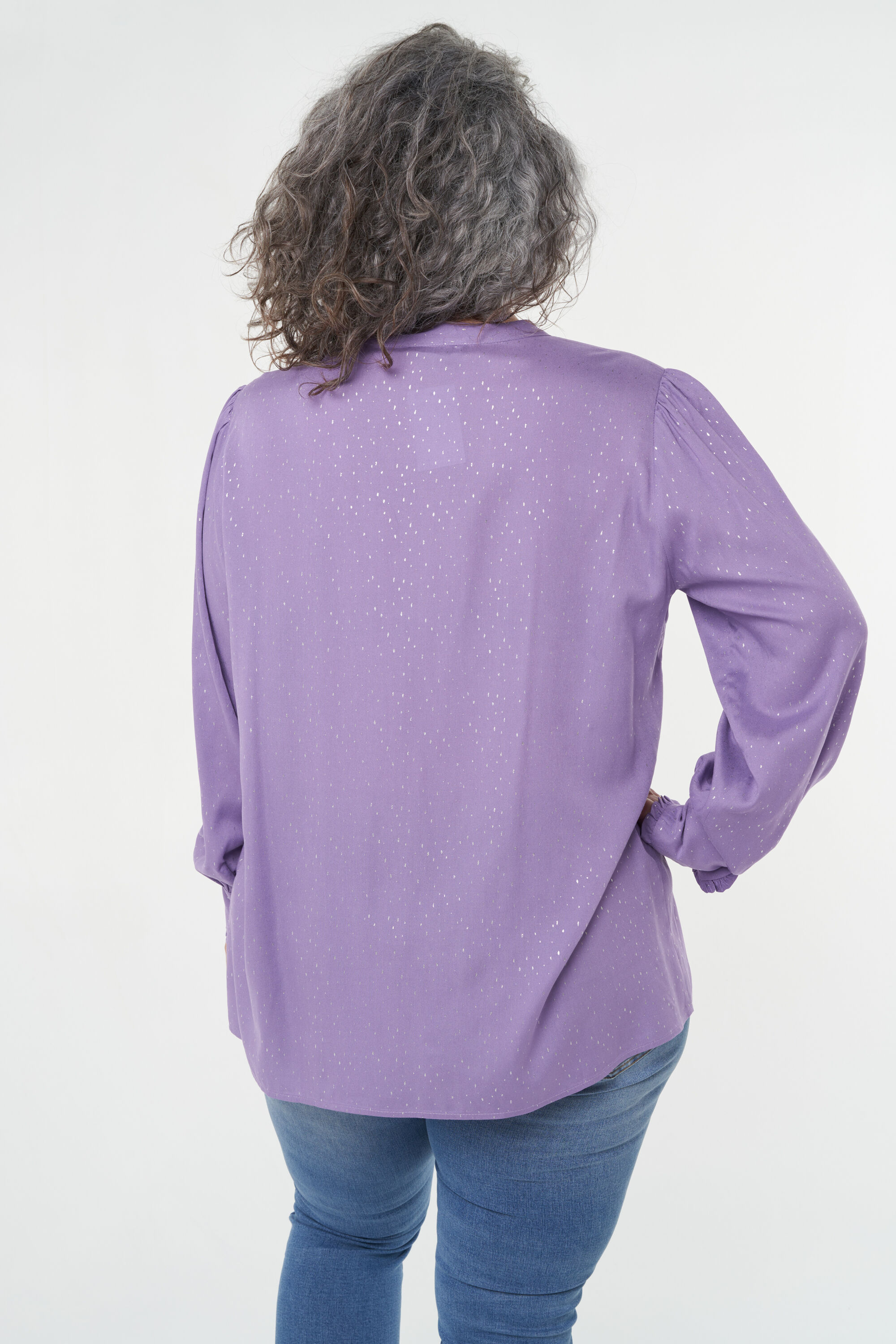Blusa lila con toques plateados image number 4
