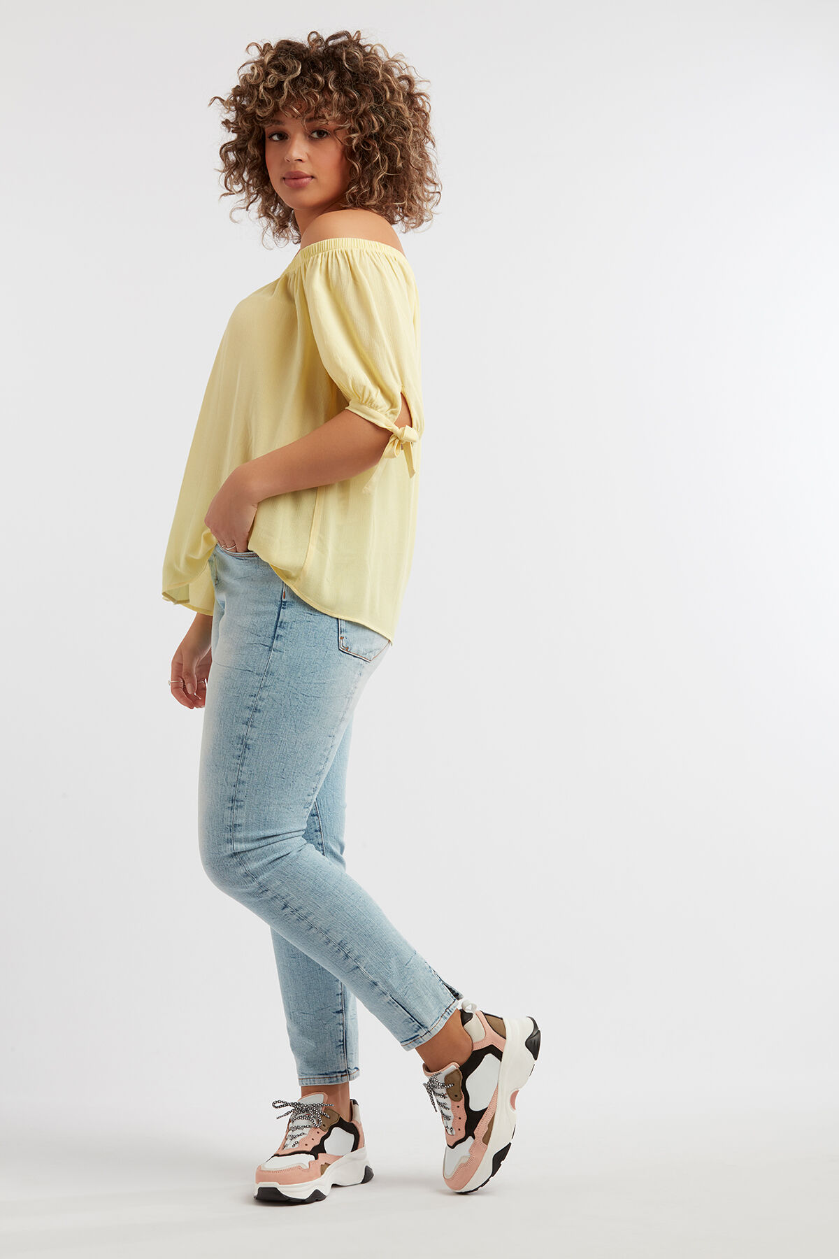 Blusa de hombros descubiertos  image number 3