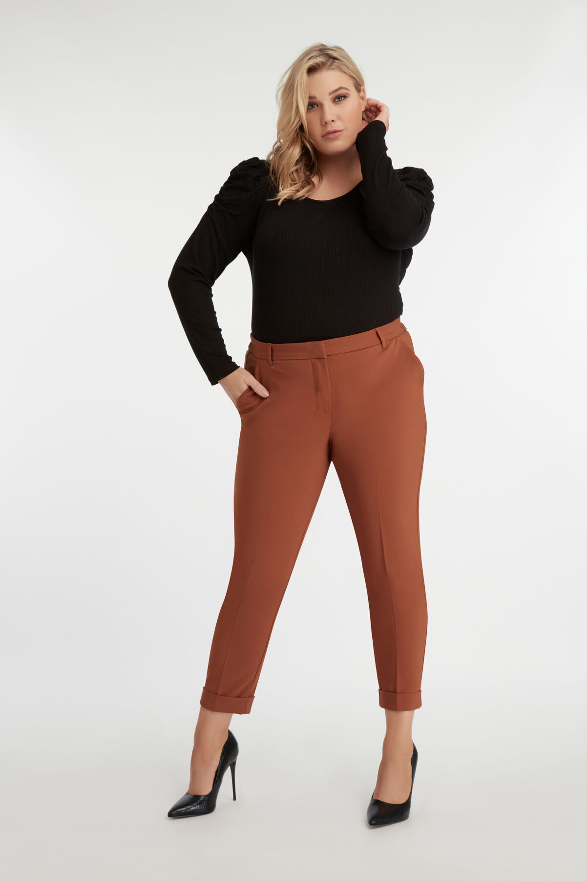 Blusa con mangas abombadas en los hombros image number 3