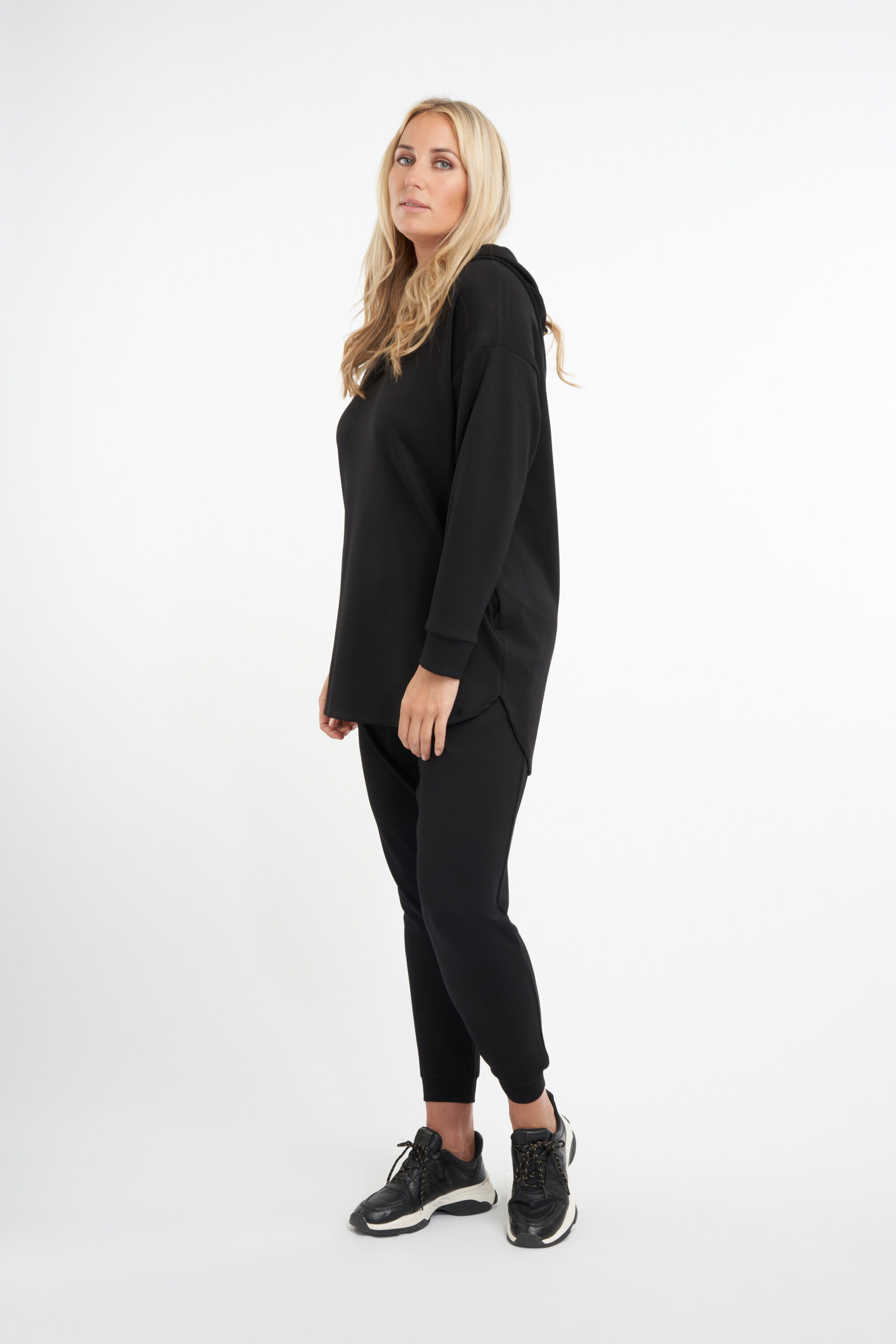 Su&eacute;ter con capucha  image number 5