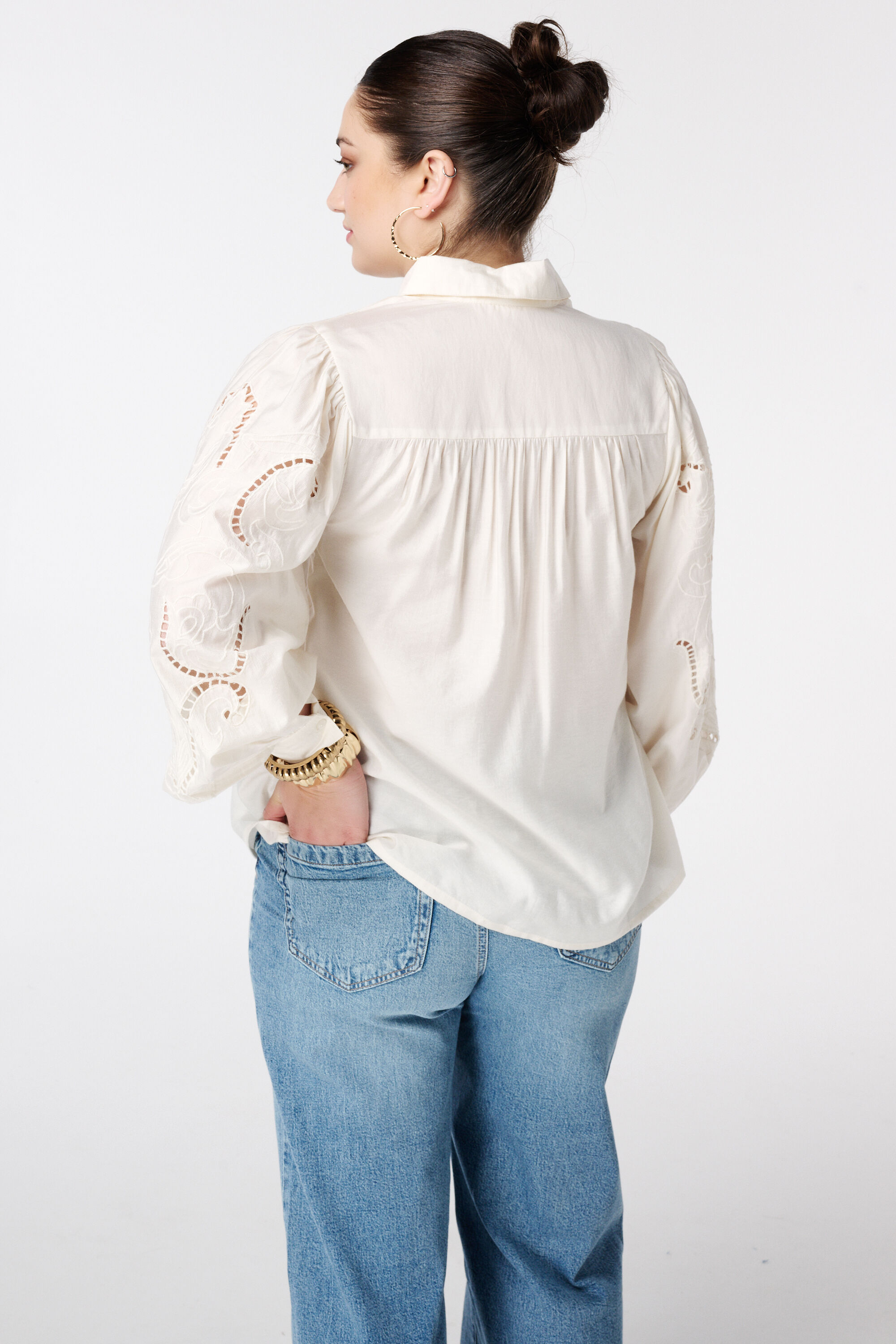 Blusa con bordado calado image number 3
