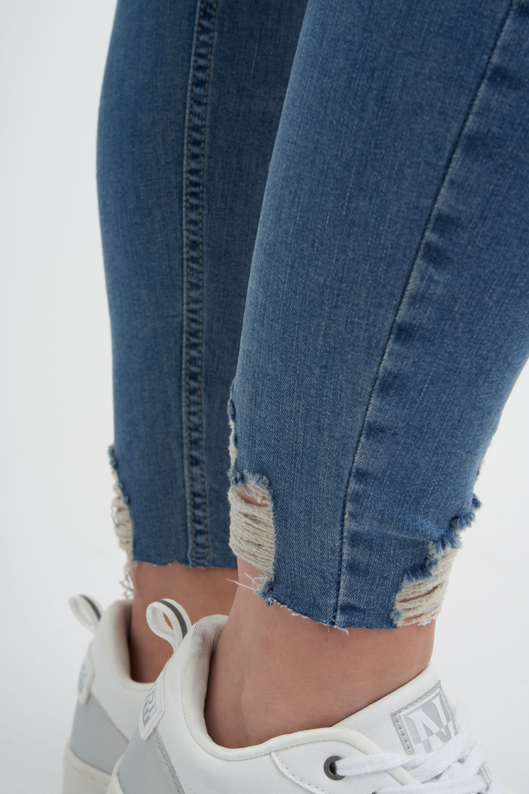 Vaqueros con detalles desgastados image number 4