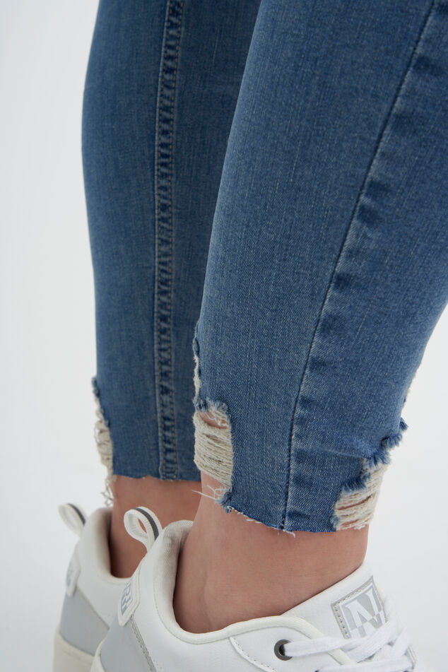 Vaqueros con detalles desgastados image number 4