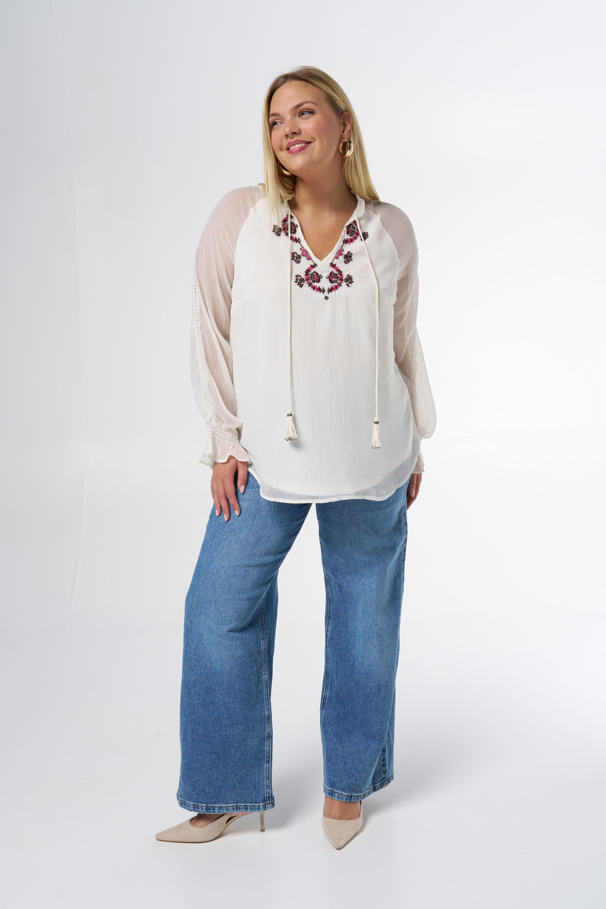 Blusa con bordado  image number 5