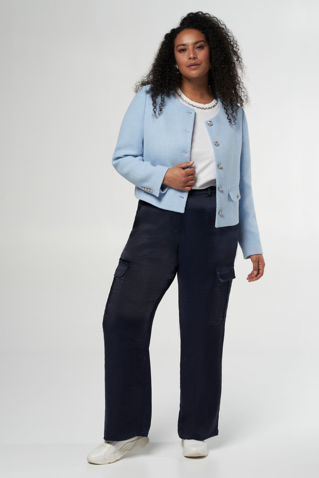 Chaqueta corta de tweed con botones met&aacute;licos image number 5