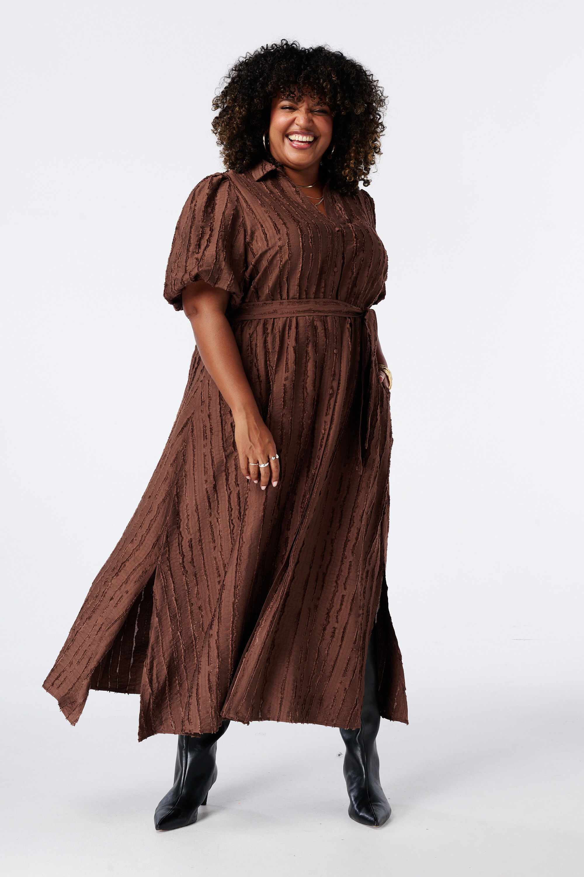 Vestido midi con cintur&oacute;n