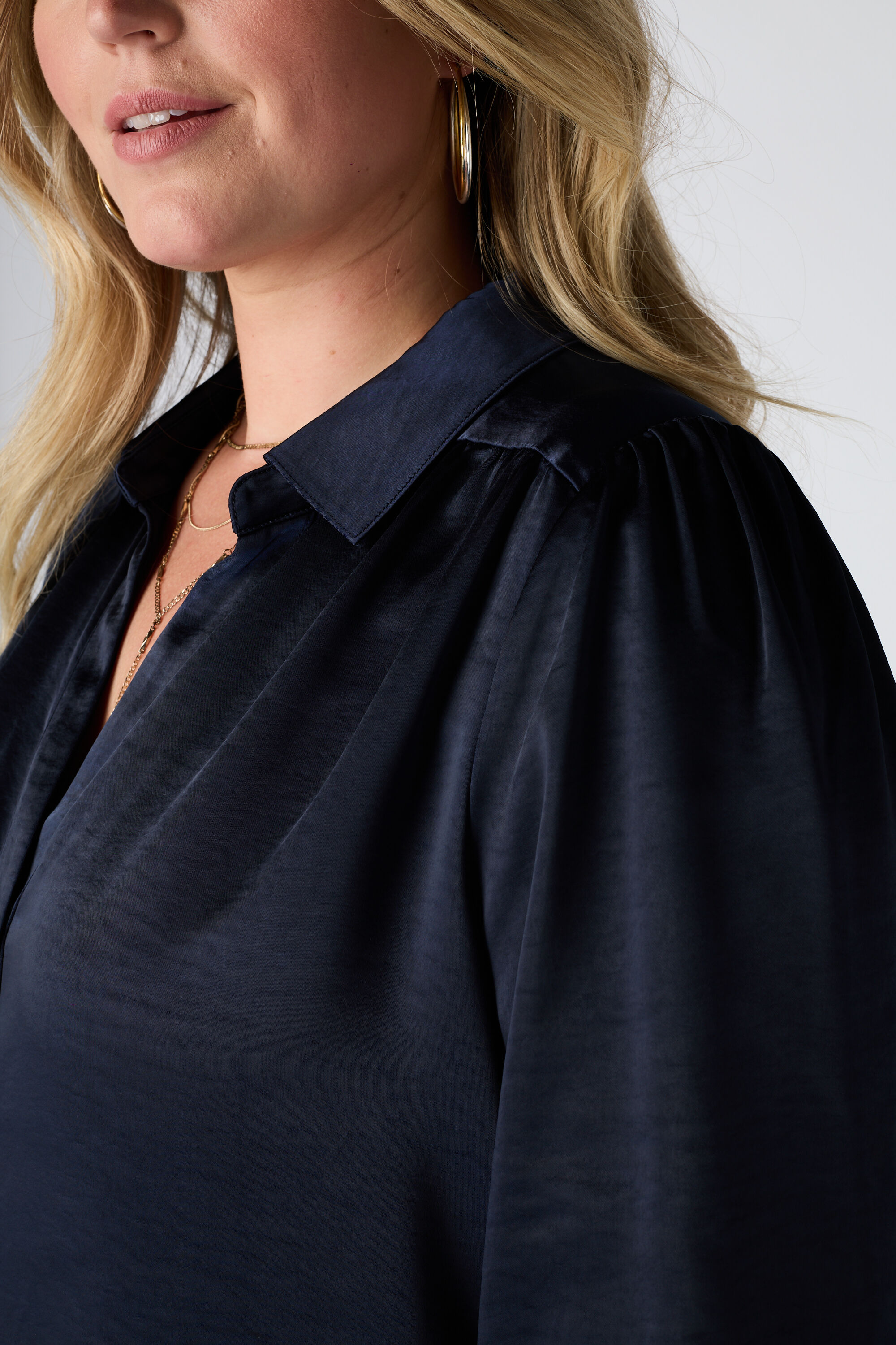 Blusa con acabado satinado image number 6