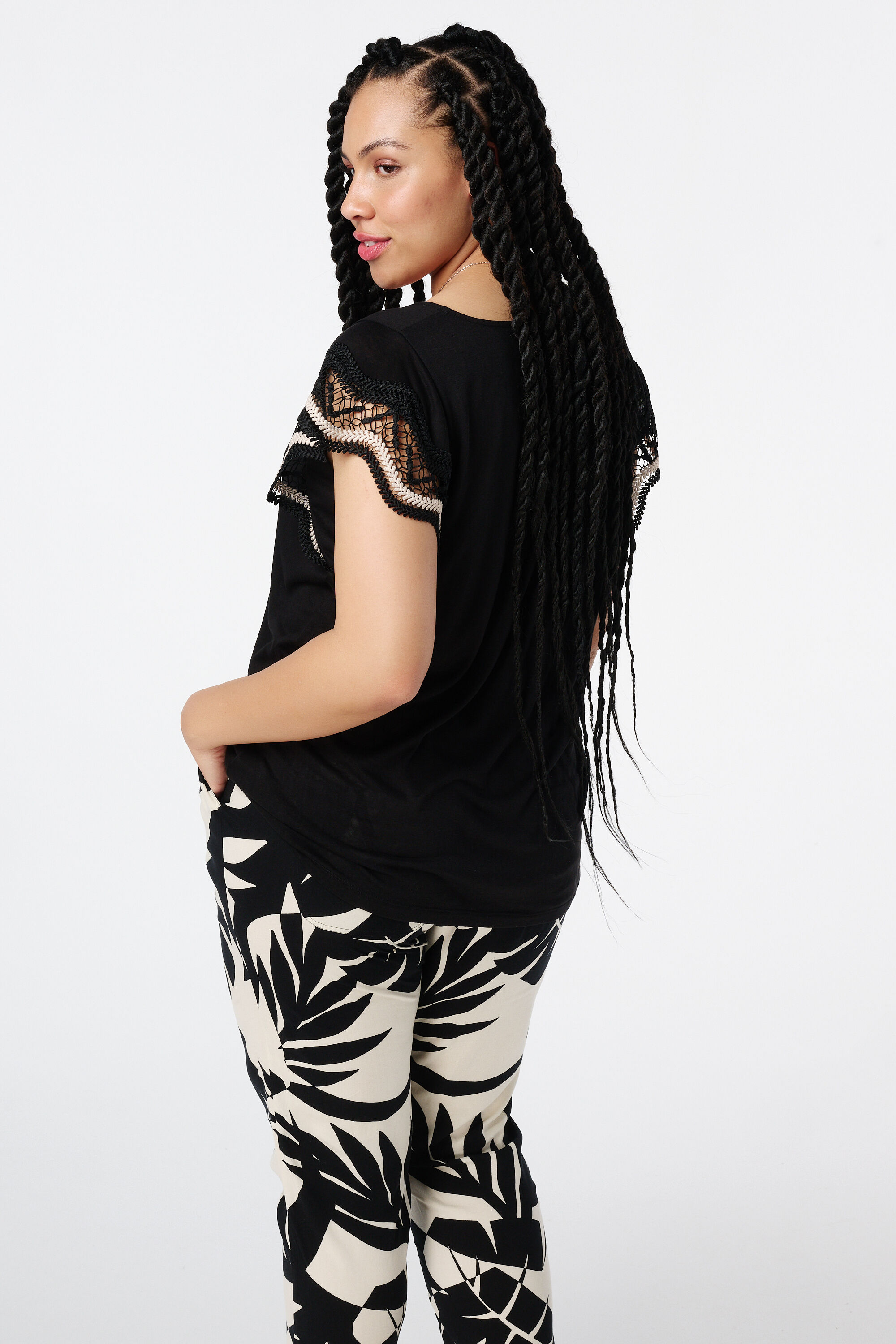 Camiseta con detalles de ganchillo  image number 3