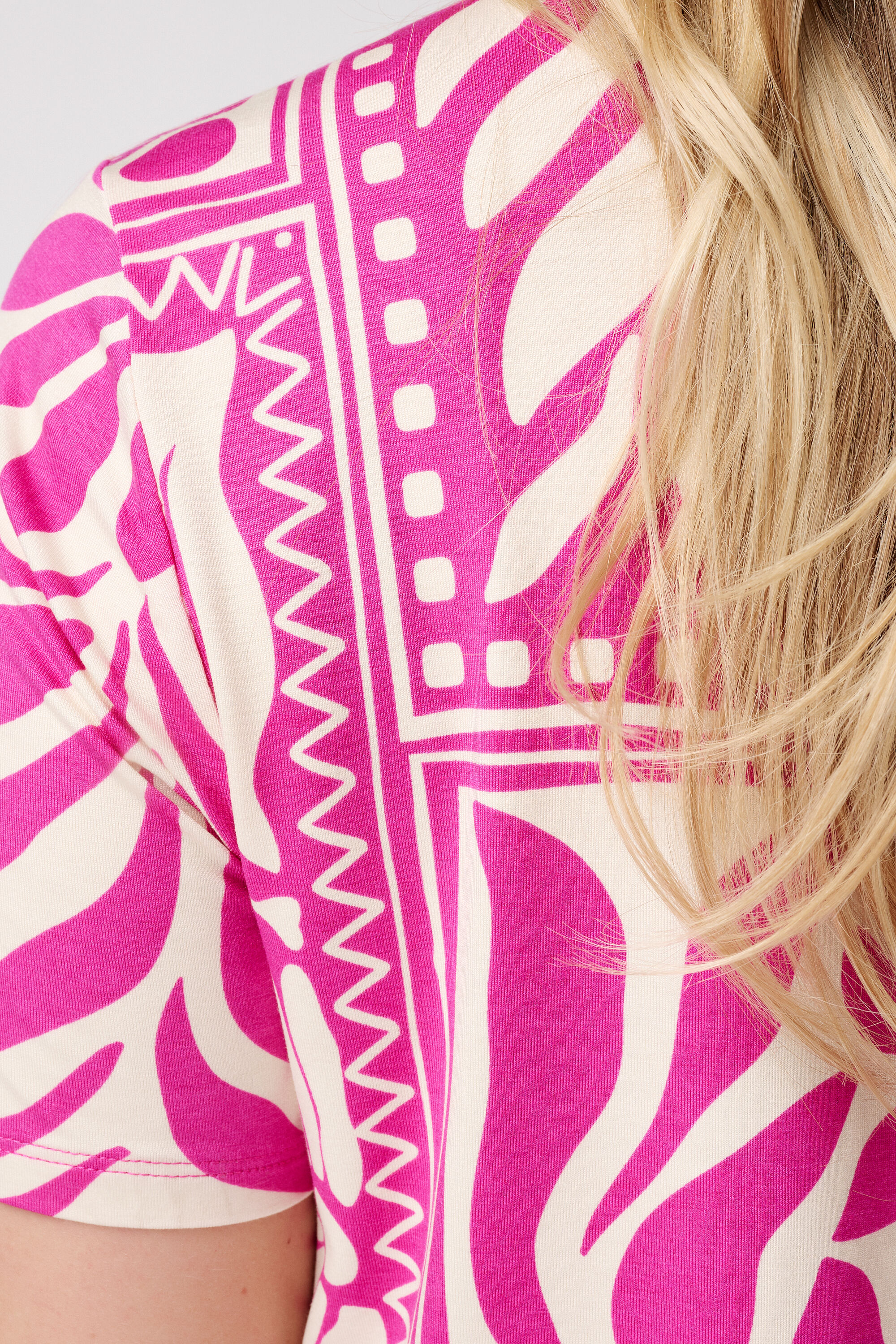 Camiseta con estampado y escote en V image number 6