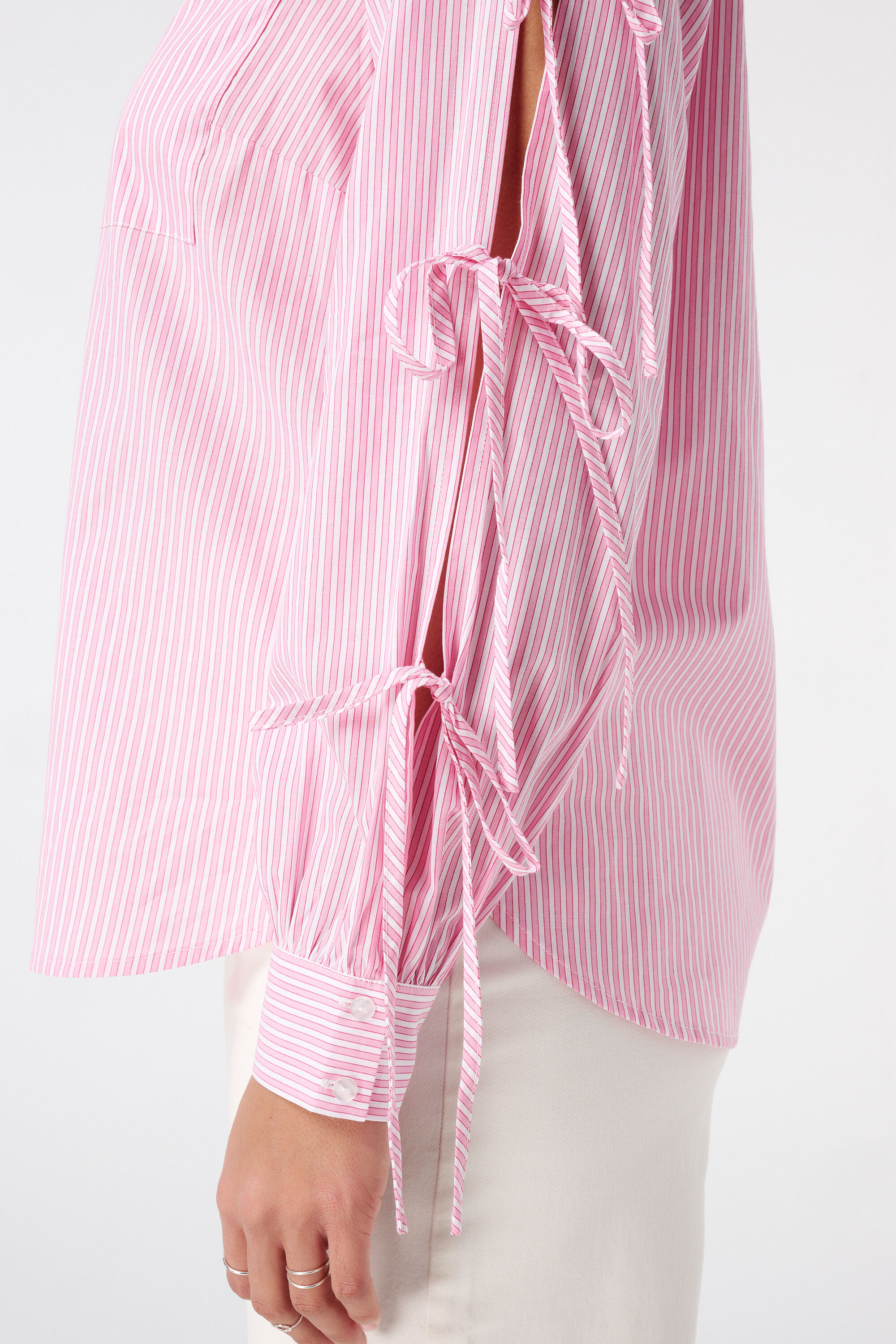 Blusa camisa con lazos como detalle image number 6