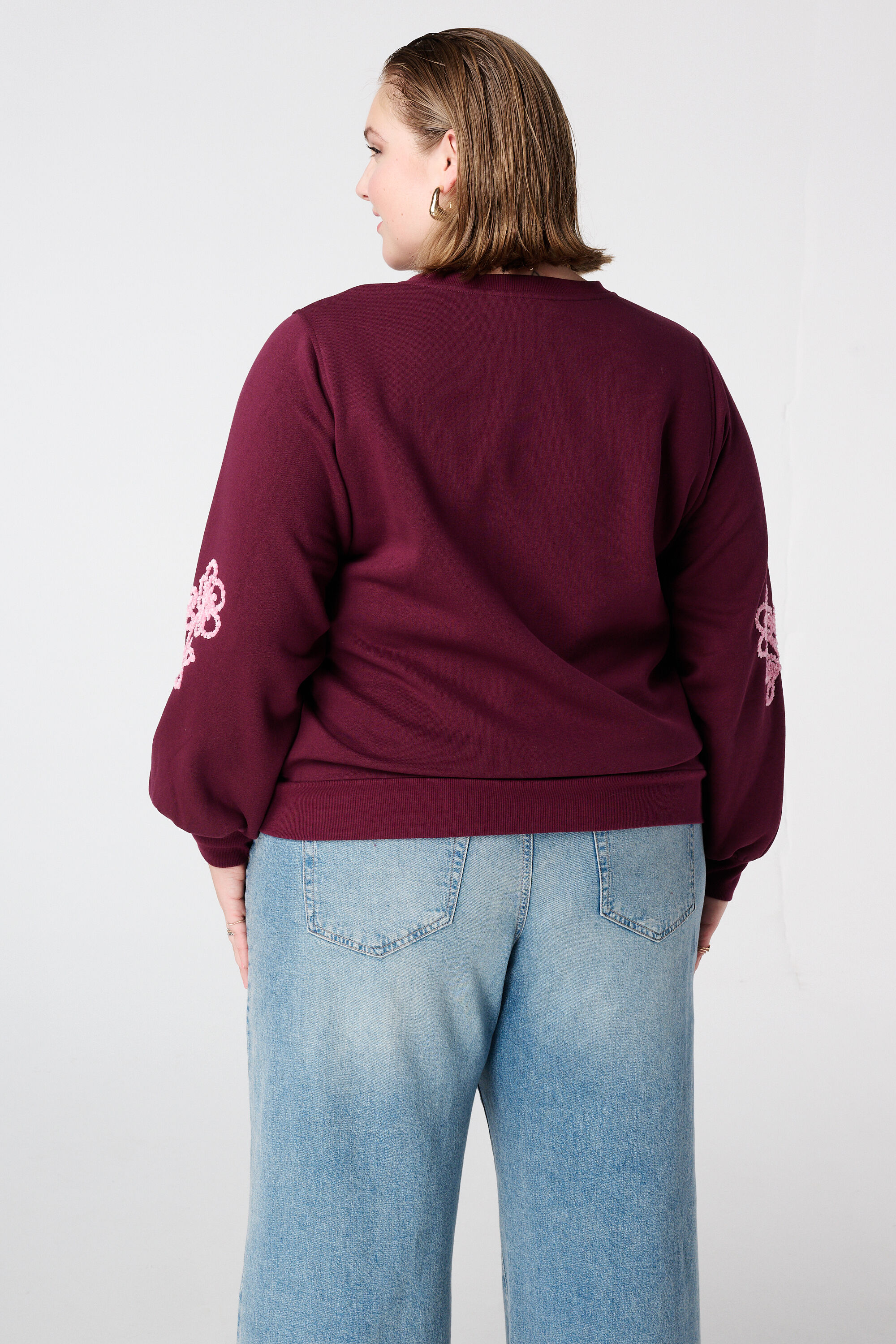 Jersey con bordados suaves en las mangas image number 3