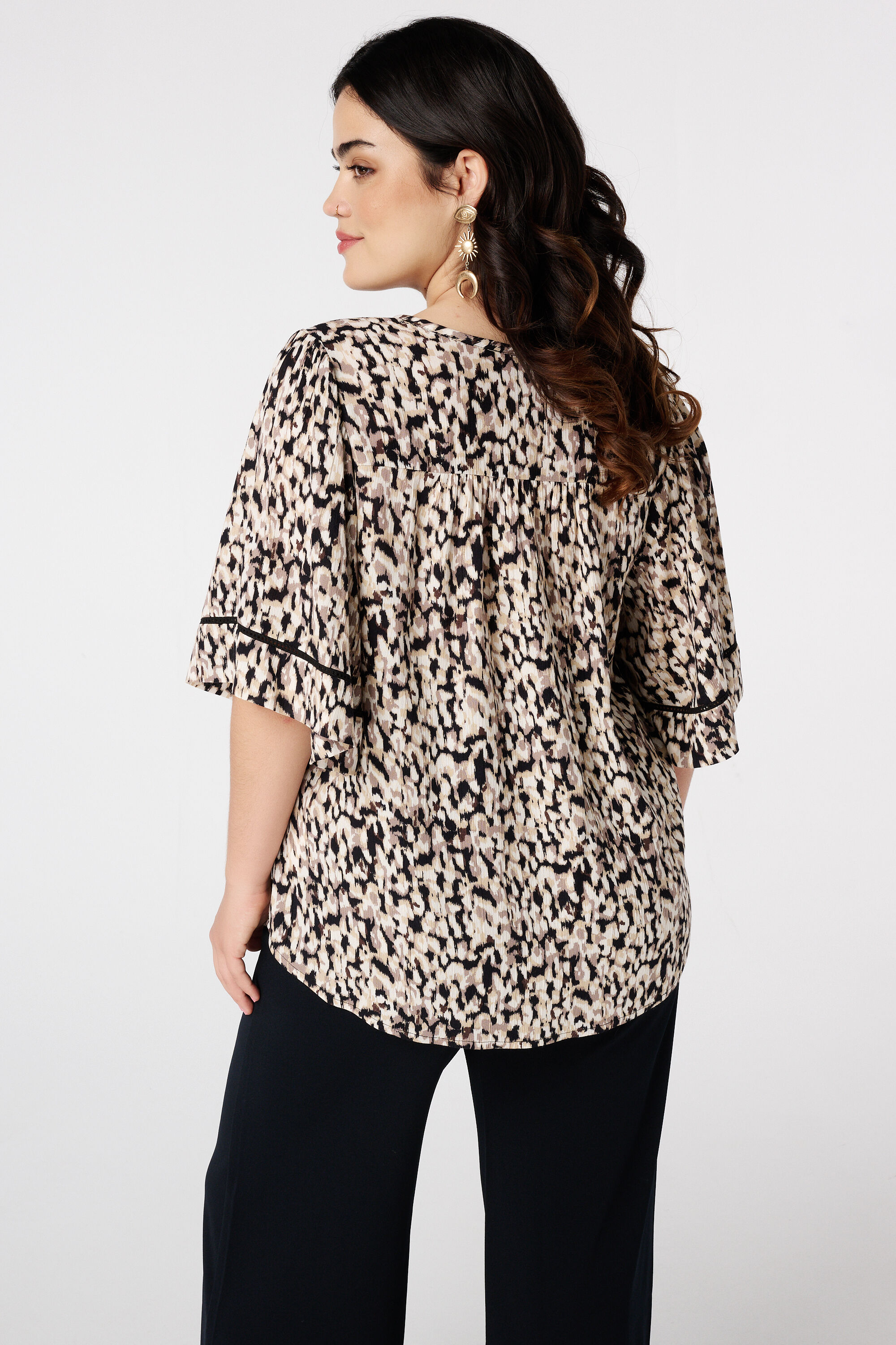 Blusa con estampado y detalle de lazo image number 3