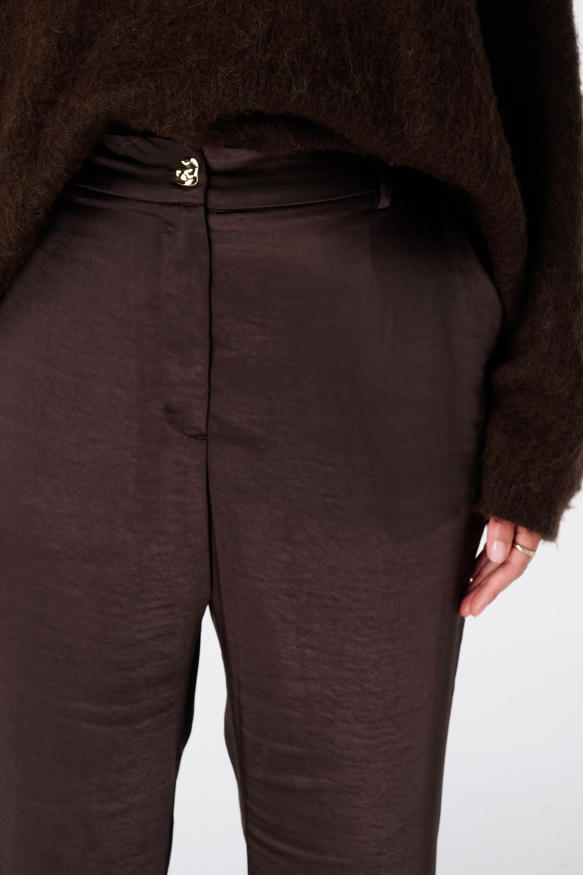 Pantal&oacute;n de efecto satinado image number 4