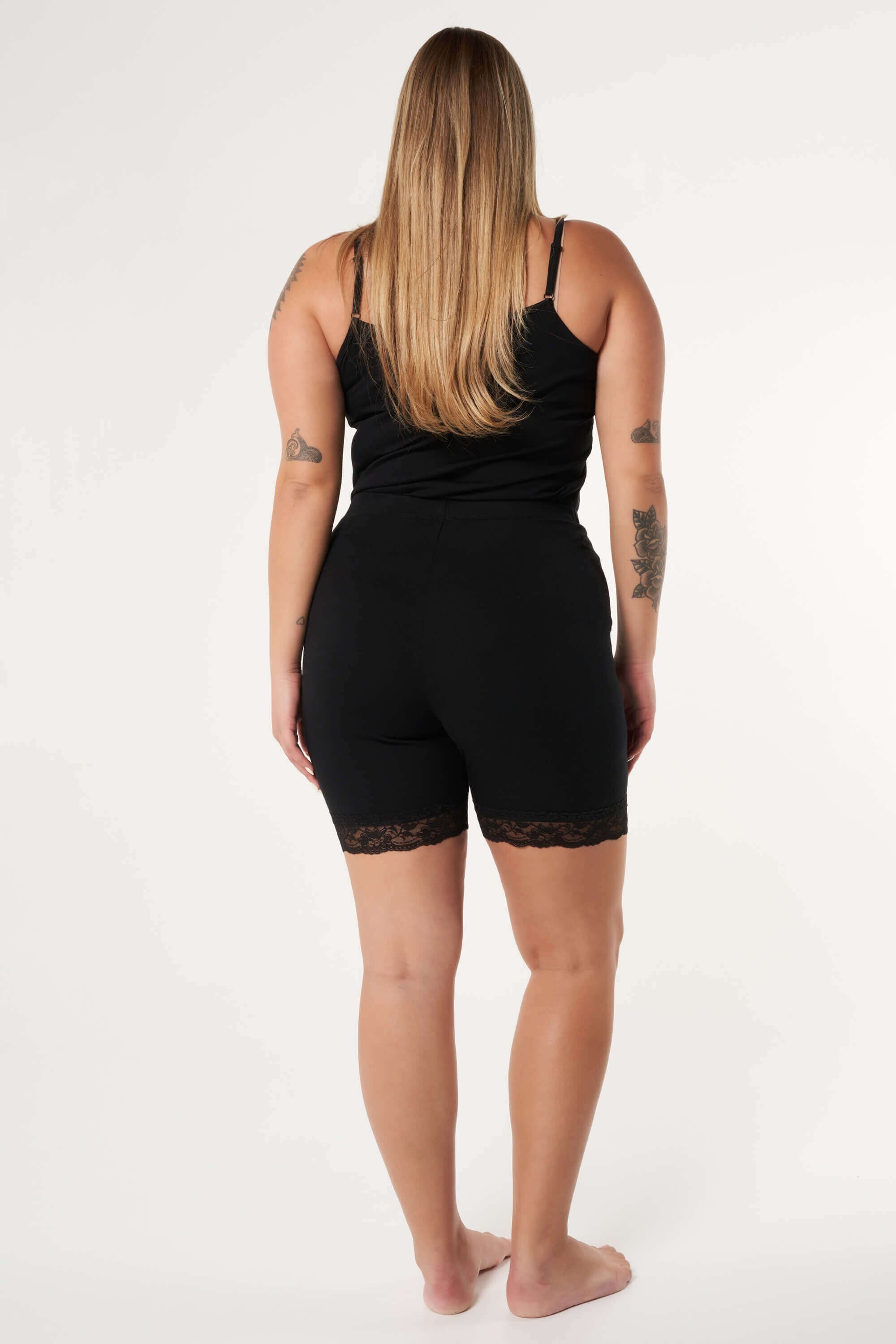 Pack de dos leggings cortos con encaje image number 3