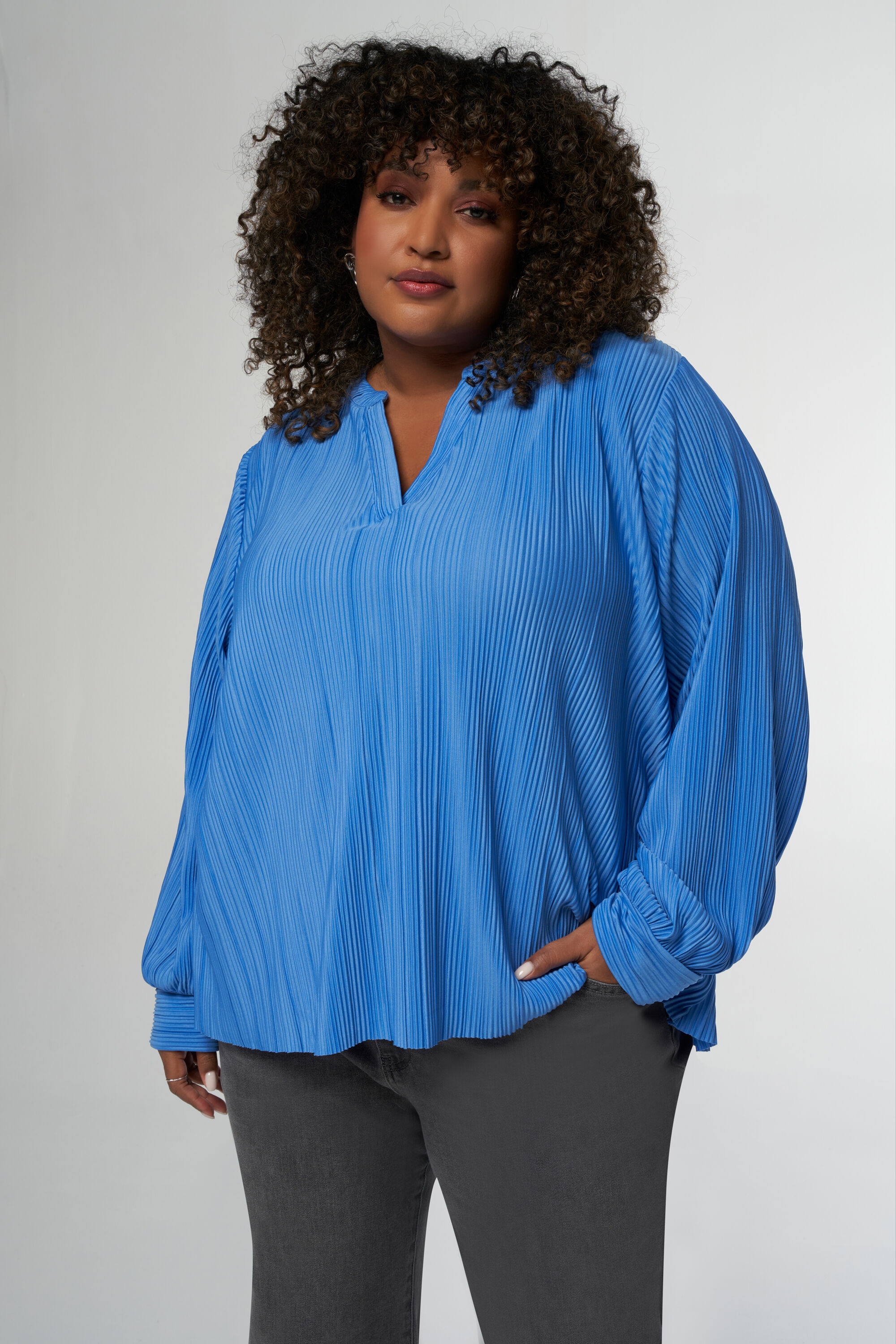 Top de corte recto con escote en V  image number 6