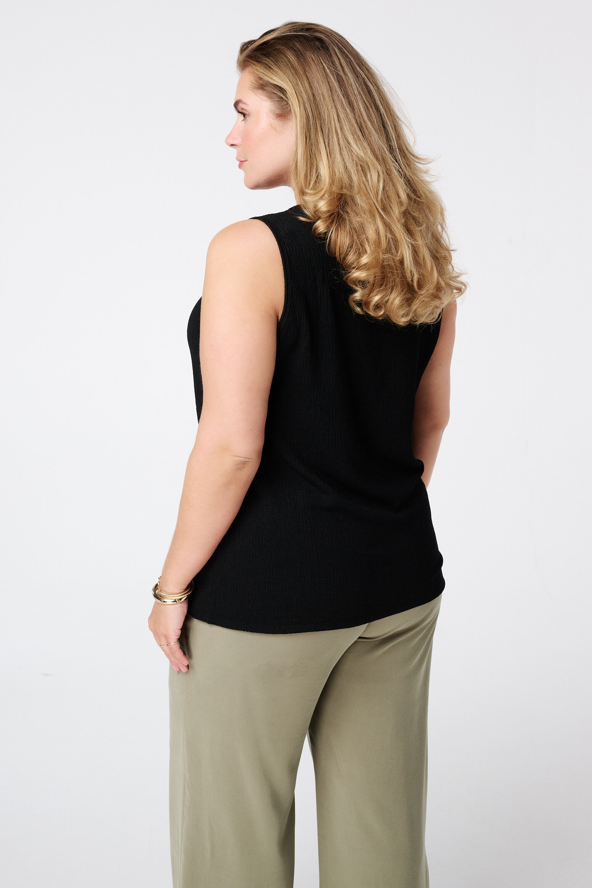 Top sin mangas con cuello redondo  image number 3